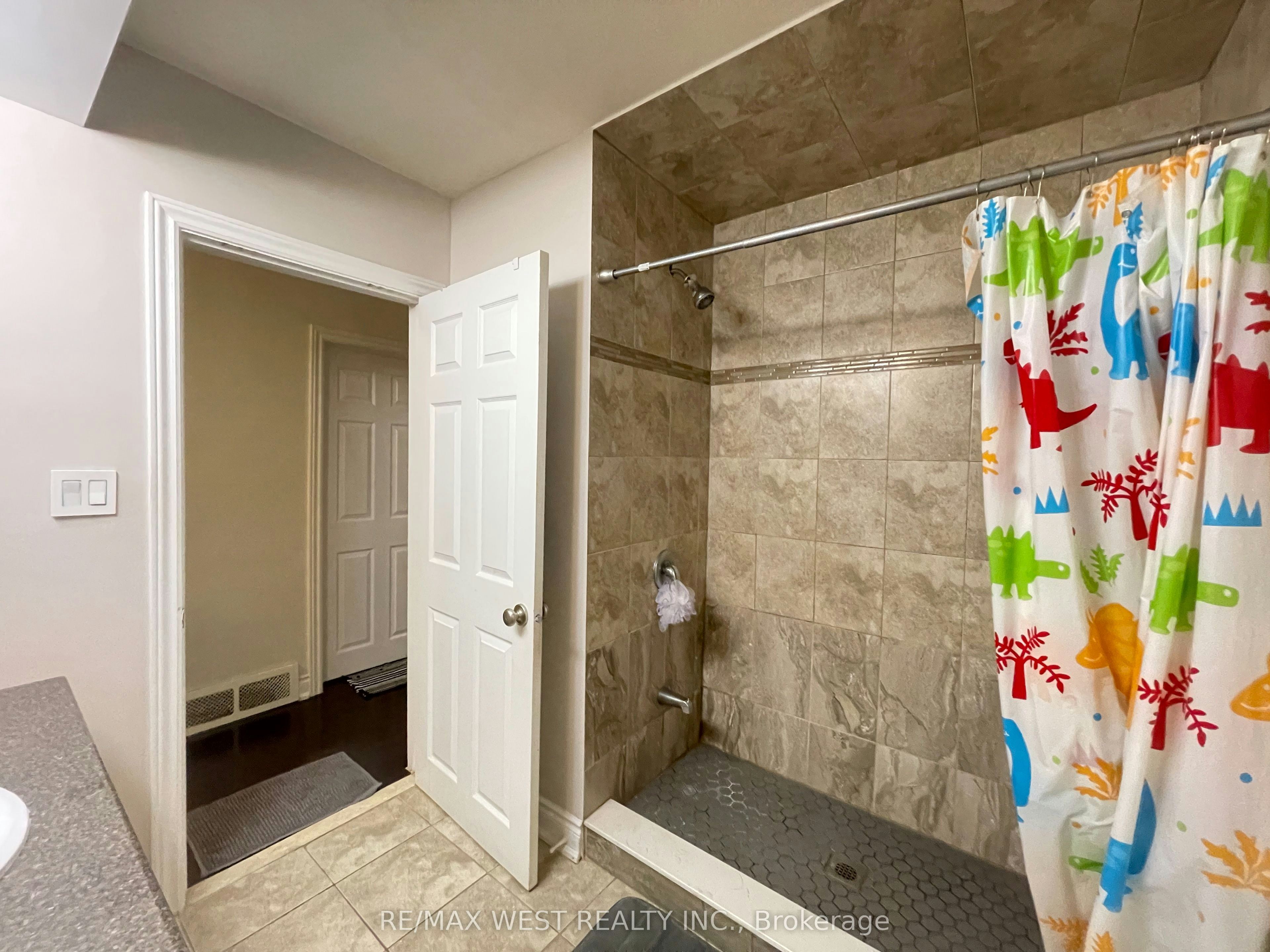 Upper-25 Coronado Court, Toronto, ON, M9M 1S6 - 5