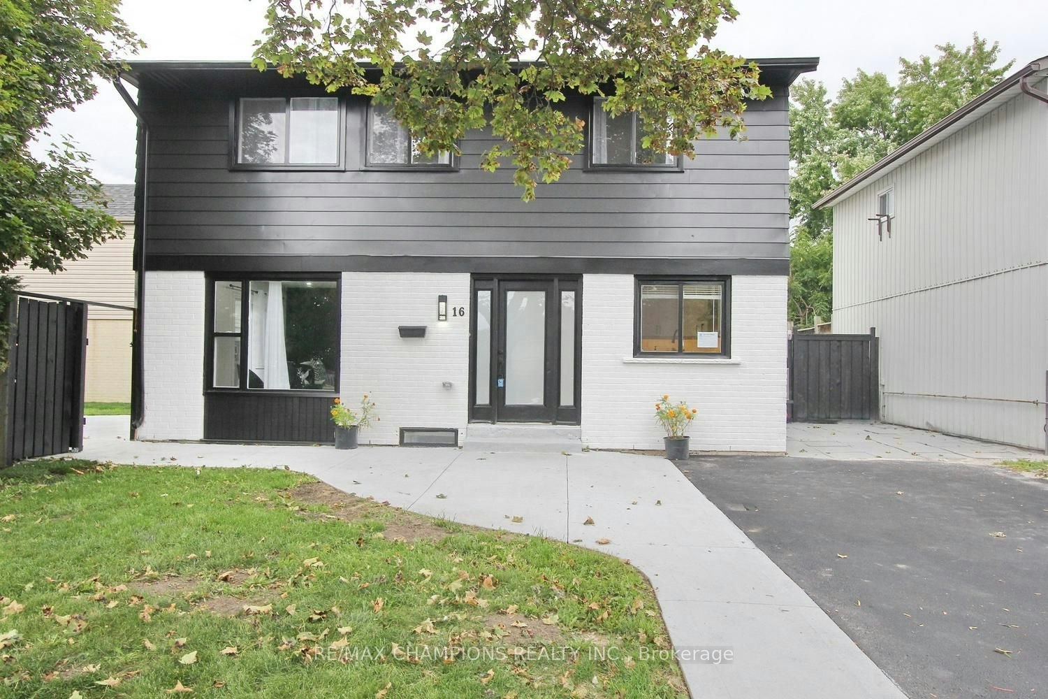 16 Glencairn Square, Brampton, ON, L6S 2H7