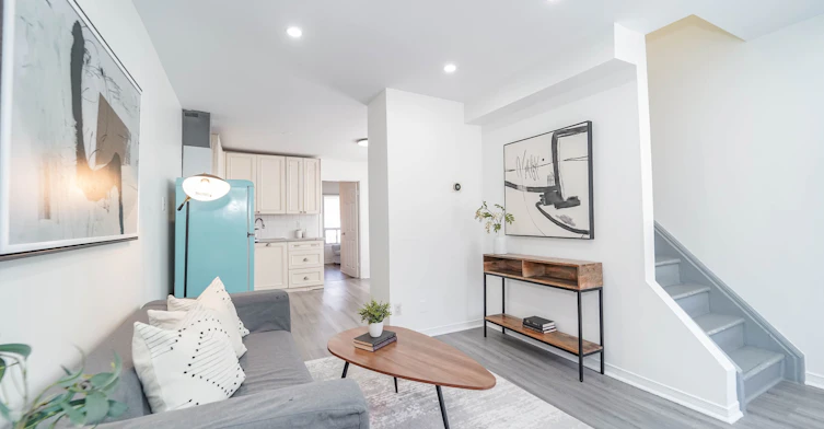 Upper-47 Greendale Avenue, Toronto, ON, M6N 4P4