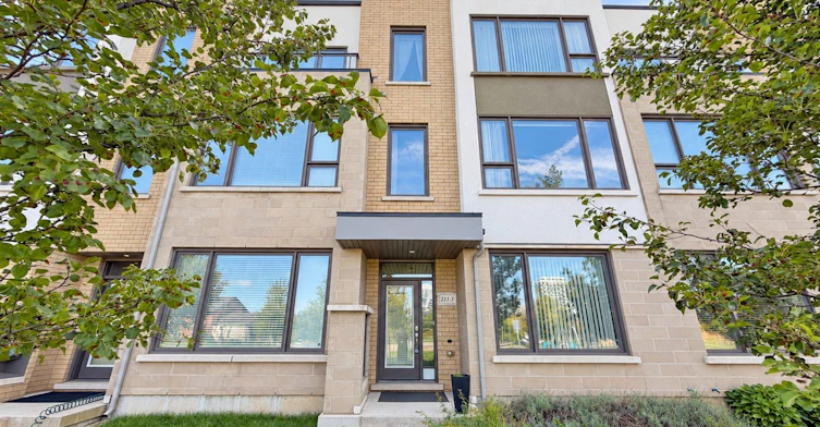 3-211 Squire Crescent, Oakville, ON, L6H 7C3