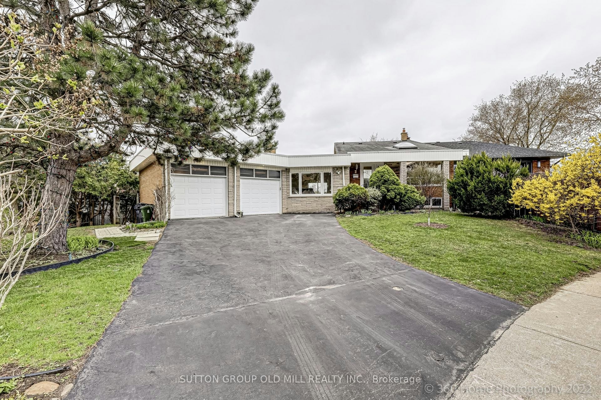 2 Leita Court, Toronto, ON, M9A 4W2