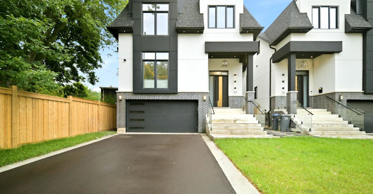 28 Pine Avenue S, Mississauga, ON, L5H 2P6