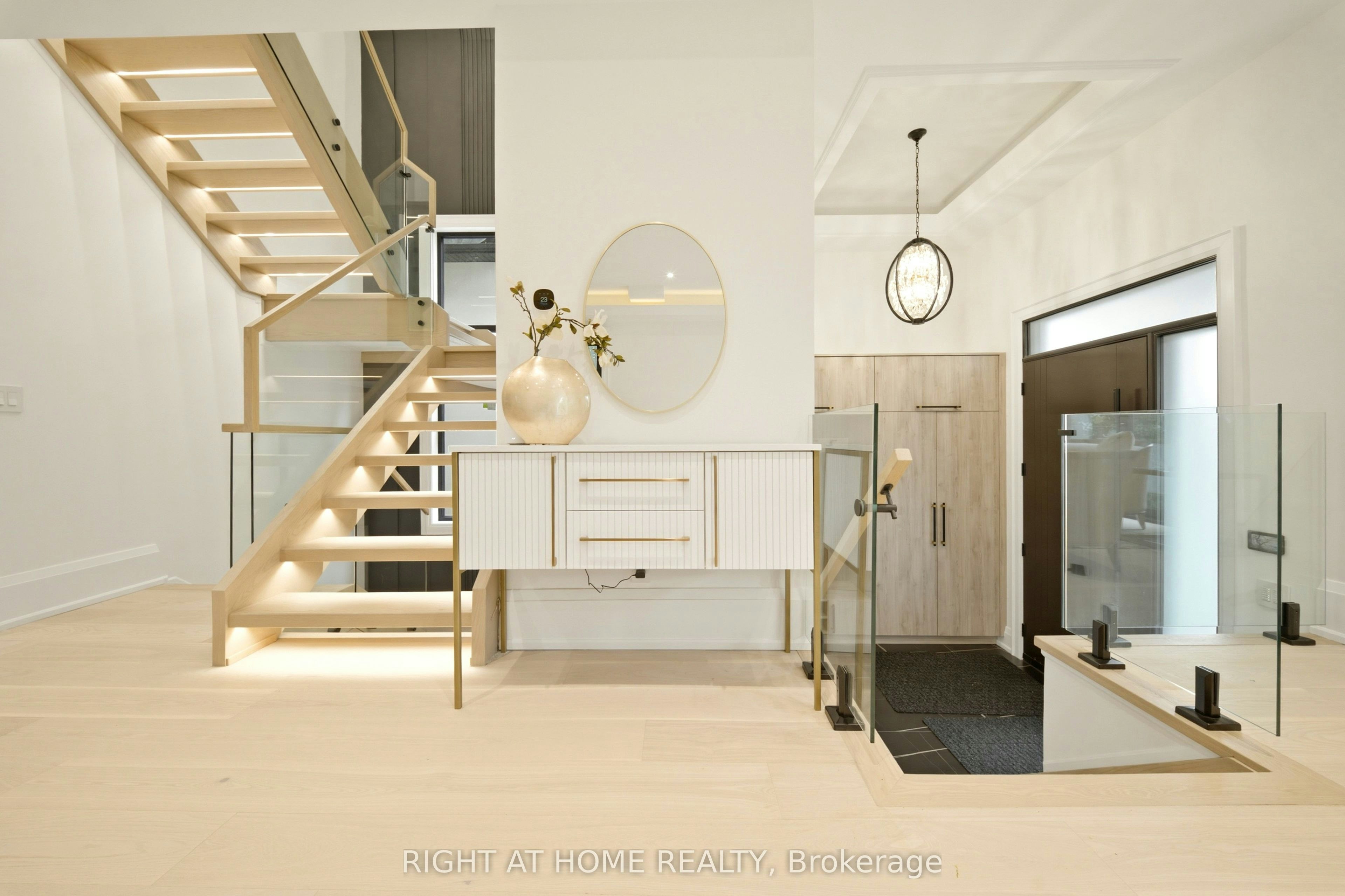 28 Pine Avenue S, Mississauga, ON, L5H 2P6 - 9
