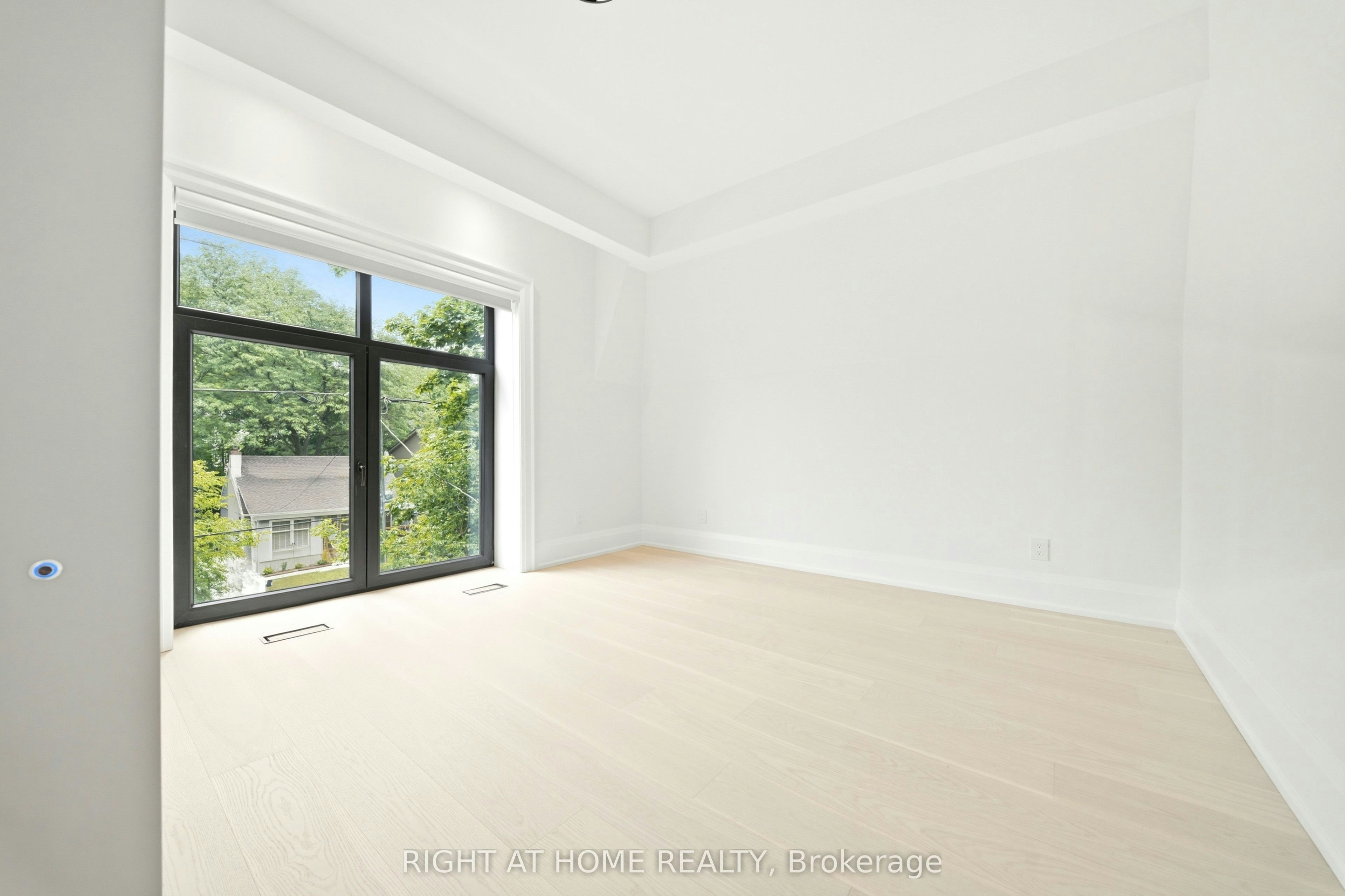 28 Pine Avenue S, Mississauga, ON, L5H 2P6 - 26