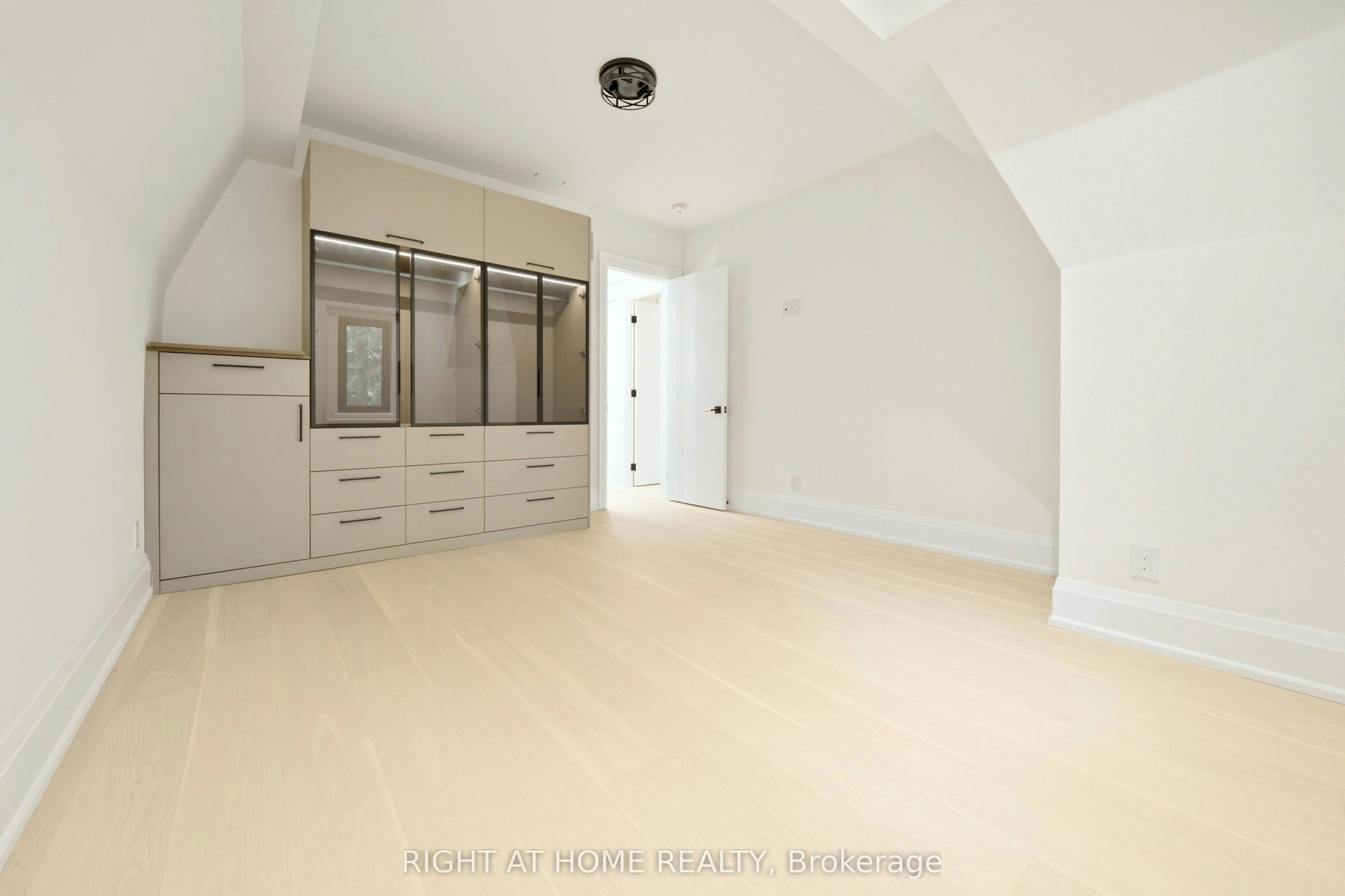 28 Pine Avenue S, Mississauga, ON, L5H 2P6 - 22