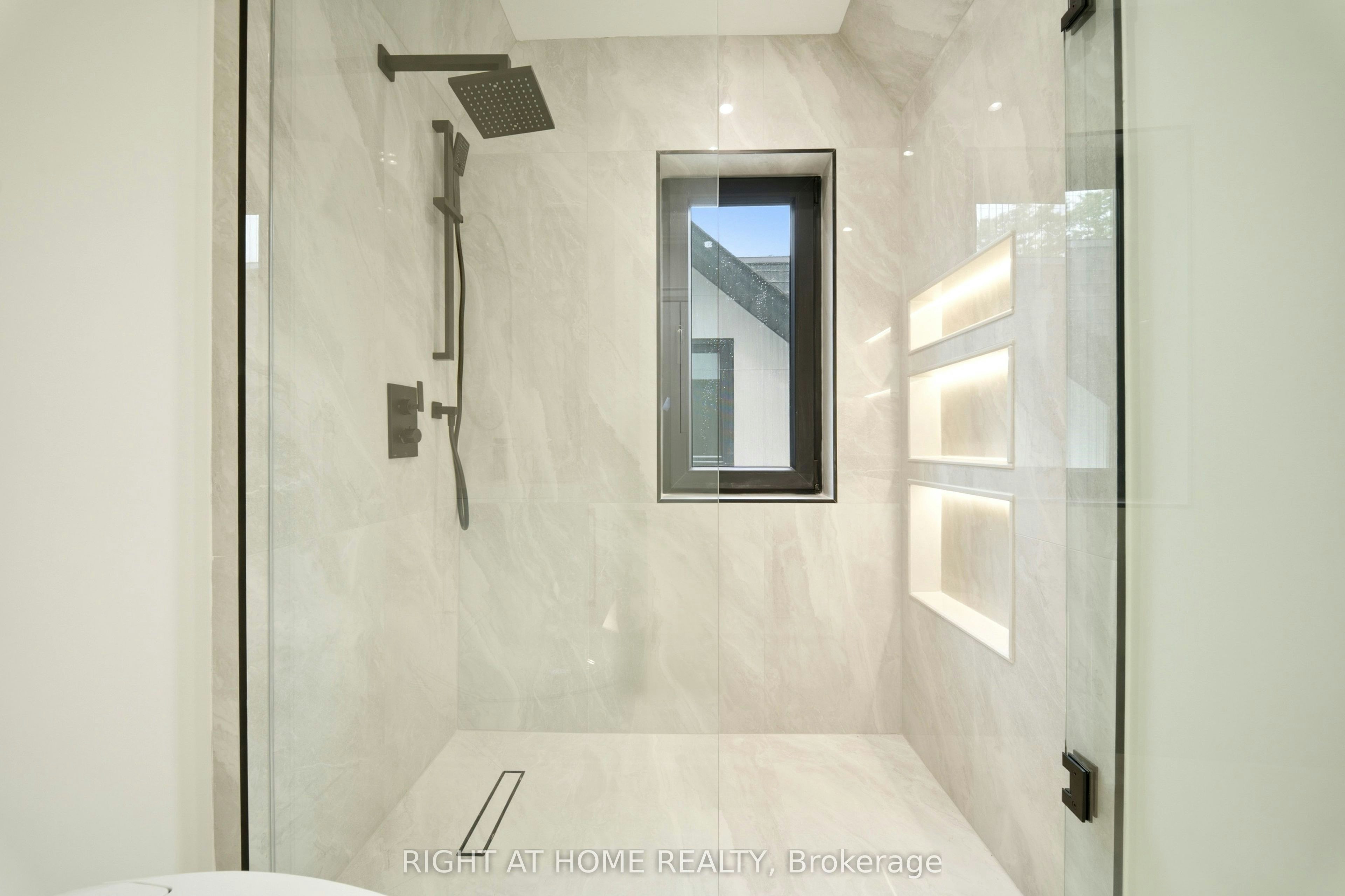 28 Pine Avenue S, Mississauga, ON, L5H 2P6 - 30