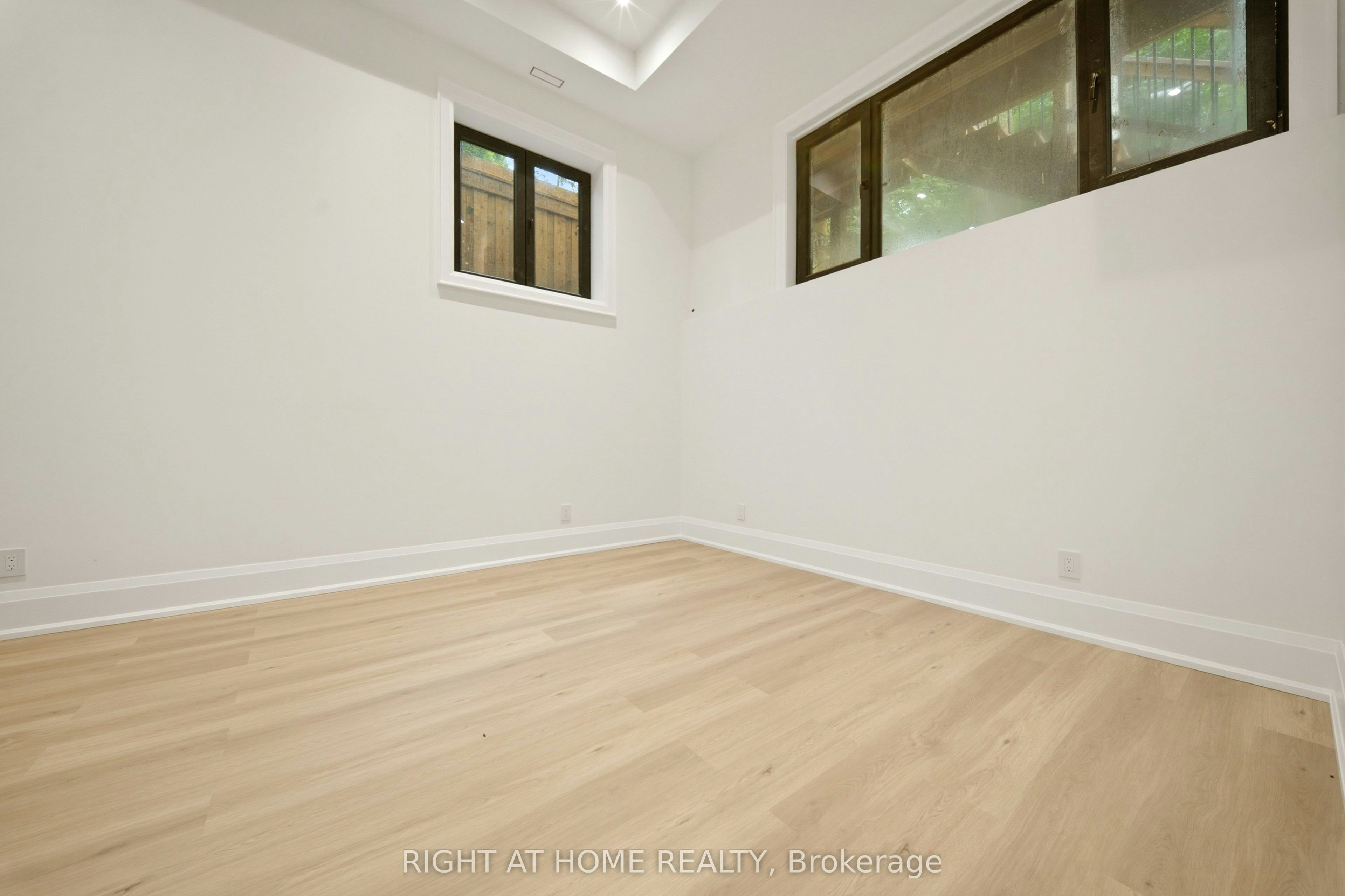 28 Pine Avenue S, Mississauga, ON, L5H 2P6 - 42