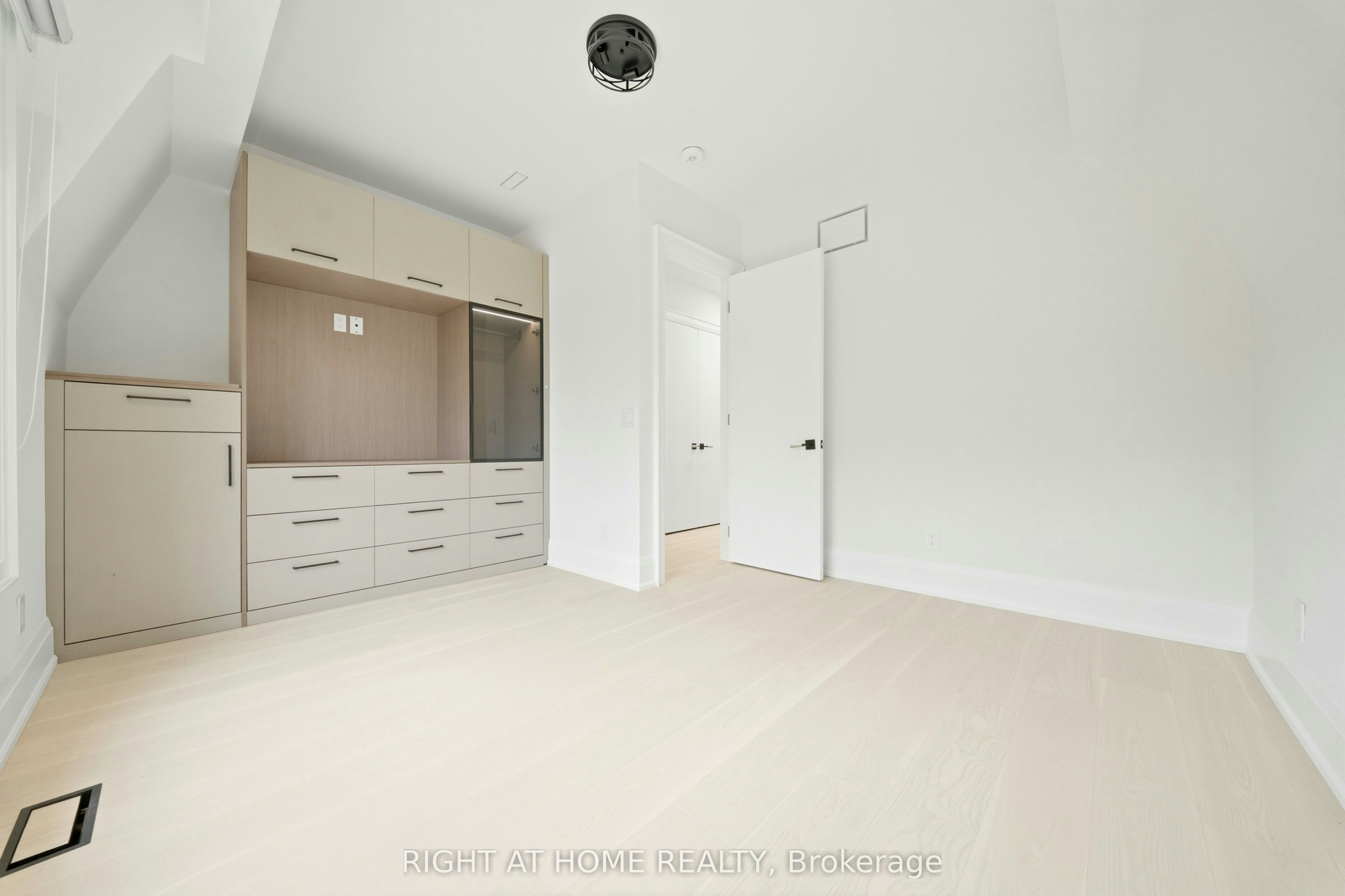 28 Pine Avenue S, Mississauga, ON, L5H 2P6 - 25