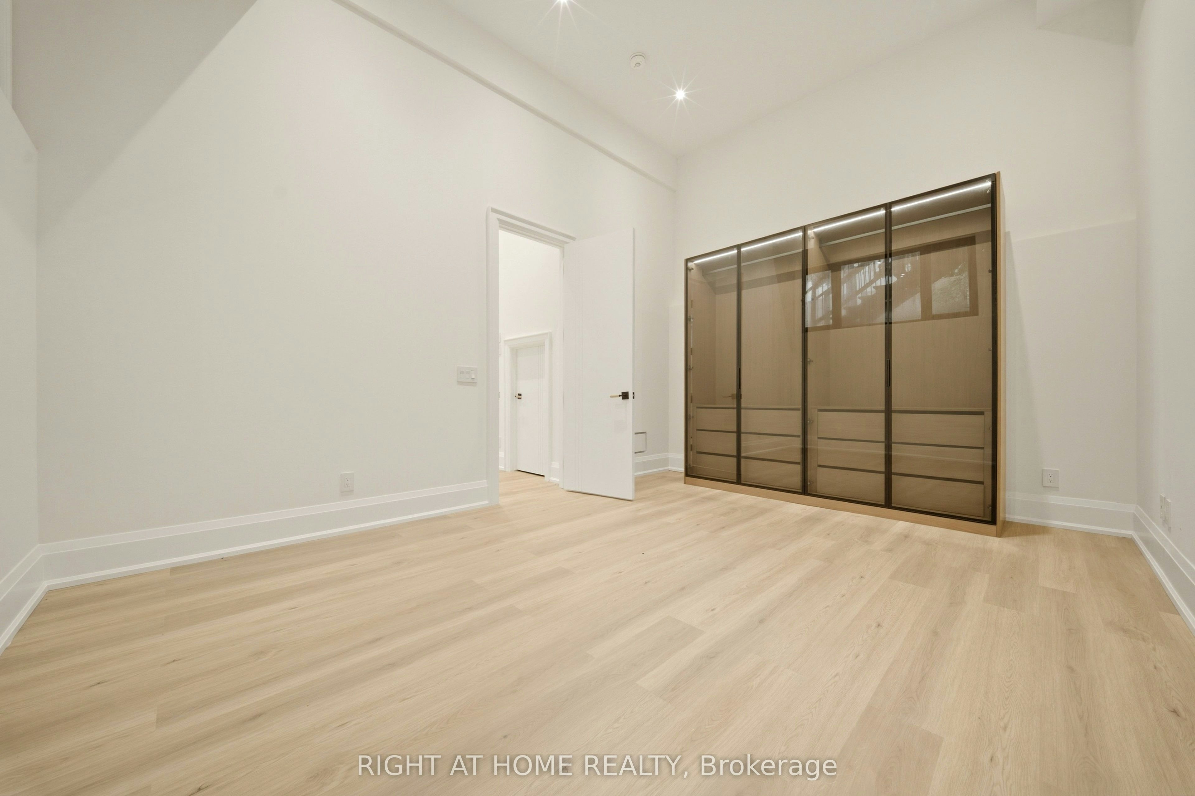 28 Pine Avenue S, Mississauga, ON, L5H 2P6 - 43