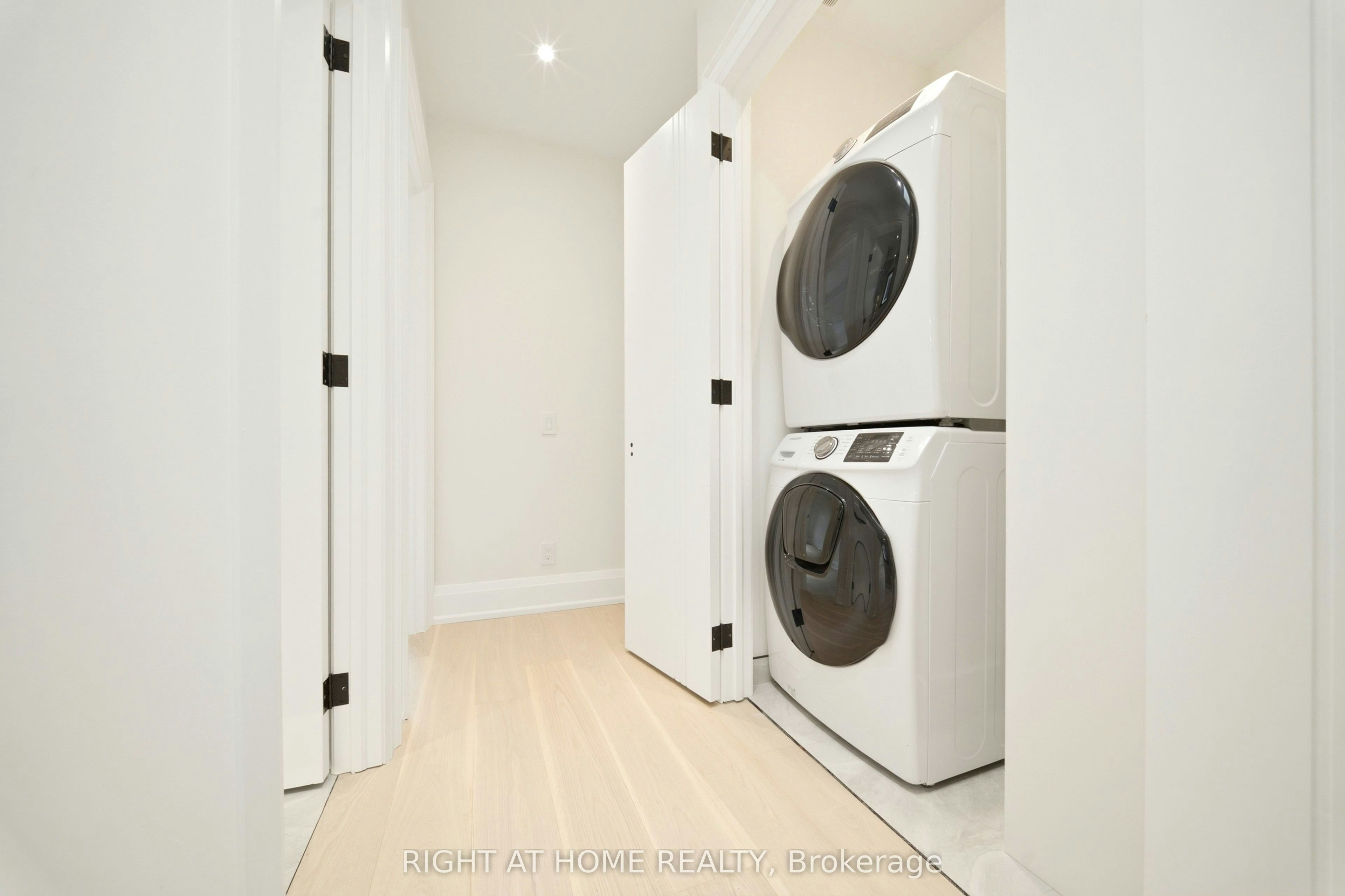 28 Pine Avenue S, Mississauga, ON, L5H 2P6 - 32
