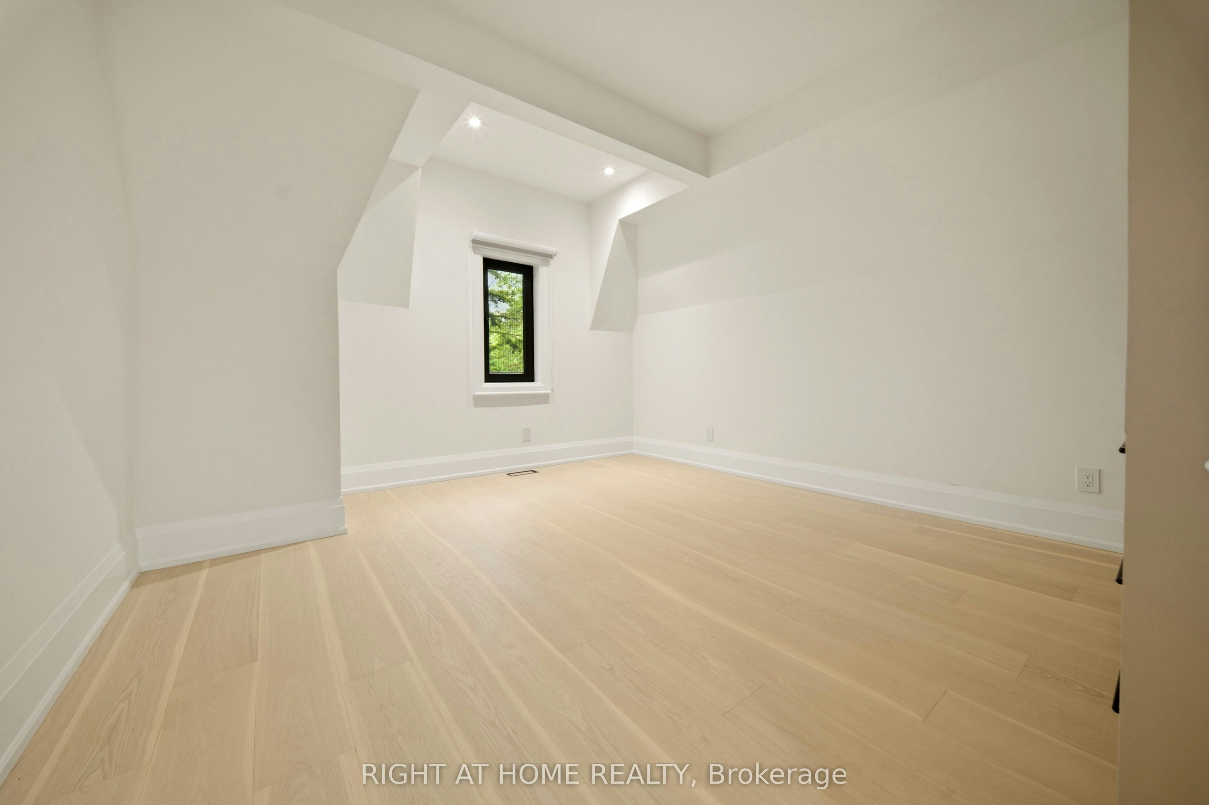 28 Pine Avenue S, Mississauga, ON, L5H 2P6 - 21