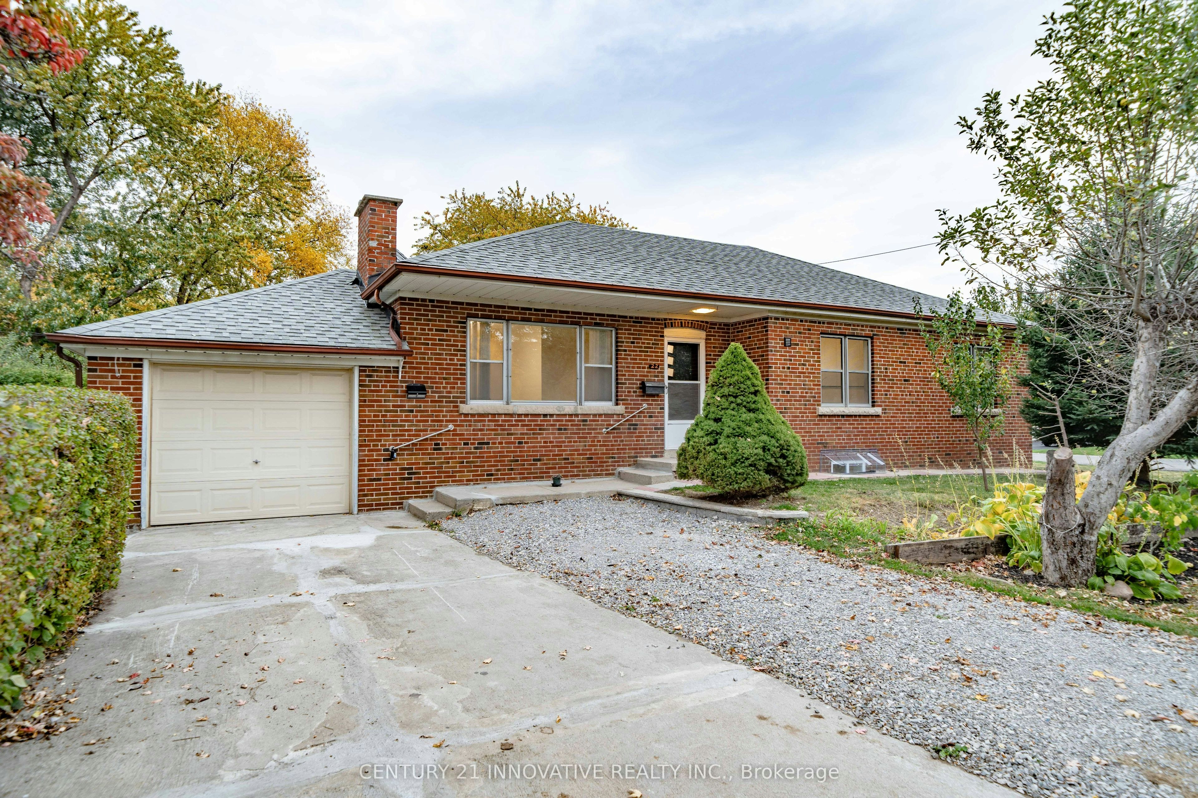 Upper-22 Carysfort Road, Toronto, ON, M8Z 4X2