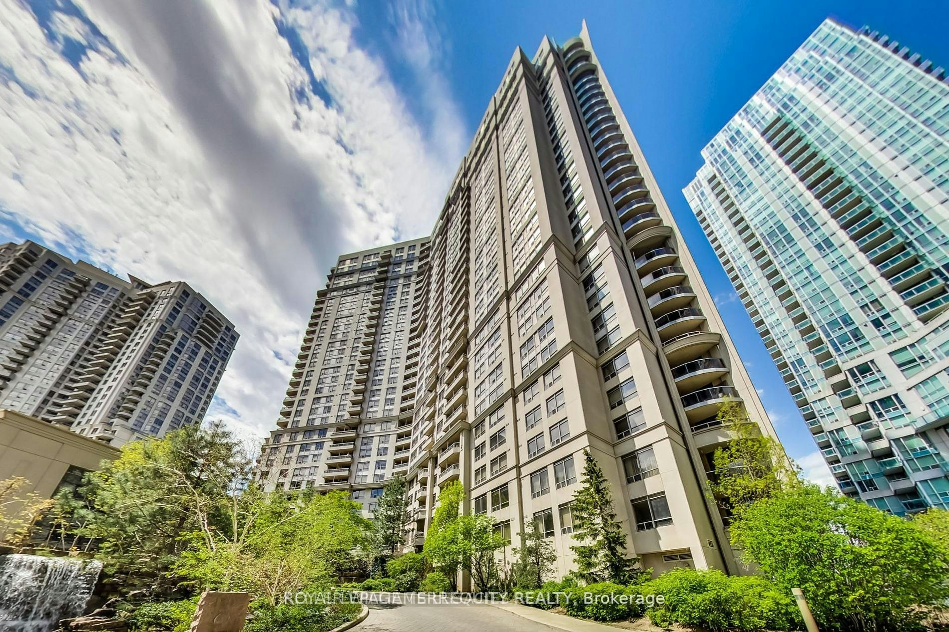 226-3888 Duke Of York Boulevard, Mississauga, ON, L5B 4P5