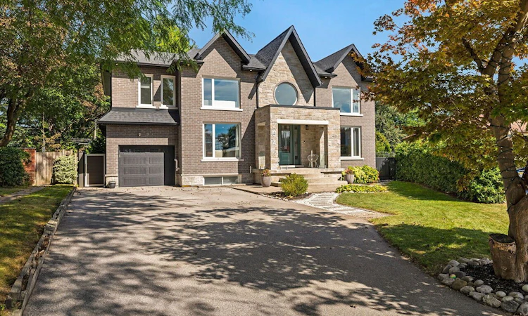 2041 Stewart Crescent