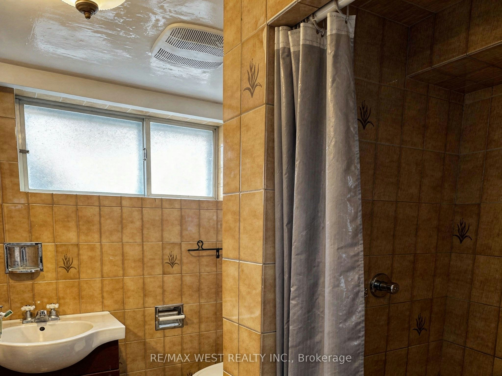 Lower Level-31 Valencia Crescent, Toronto, ON, M6L 1M3 - 13