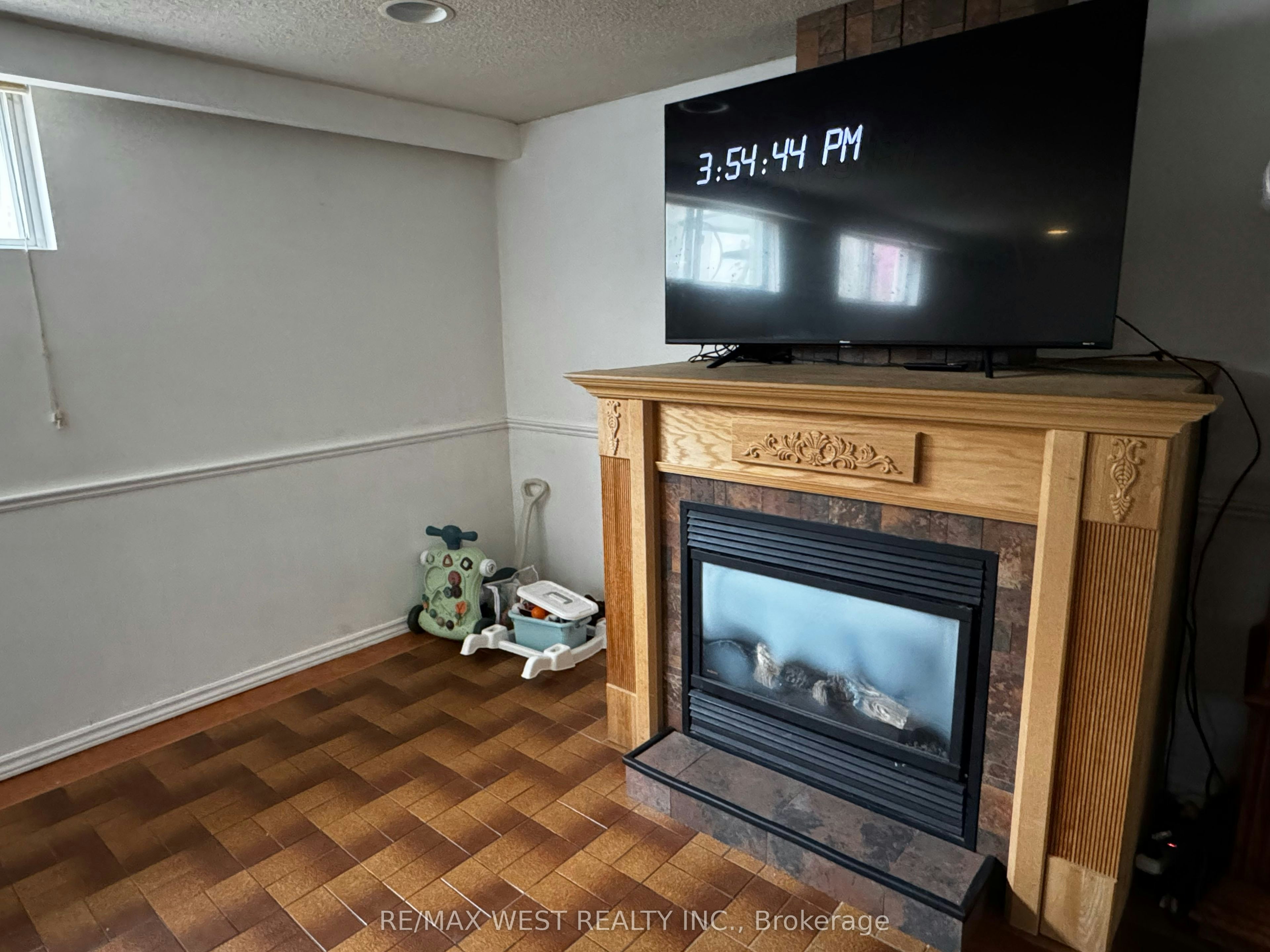 Lower Level-31 Valencia Crescent, Toronto, ON, M6L 1M3 - 8
