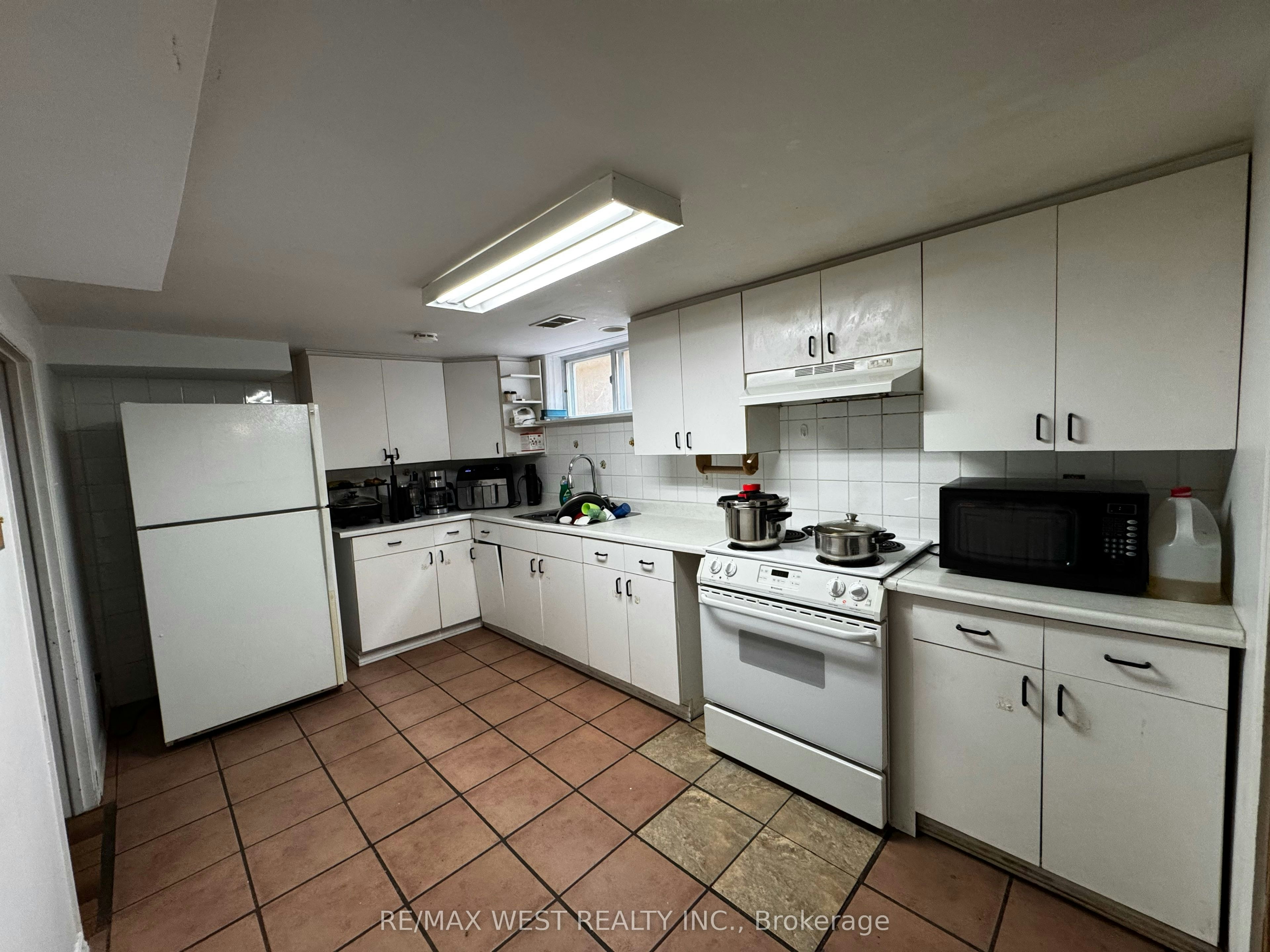 Lower Level-31 Valencia Crescent, Toronto, ON, M6L 1M3 - 9