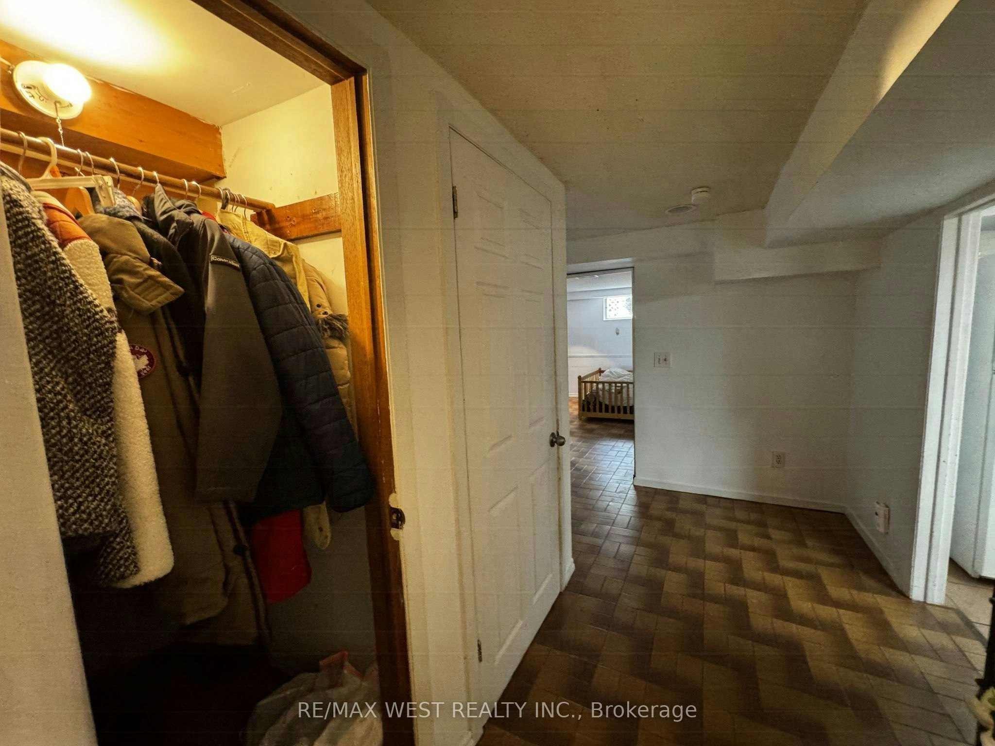 Lower Level-31 Valencia Crescent, Toronto, ON, M6L 1M3 - 4