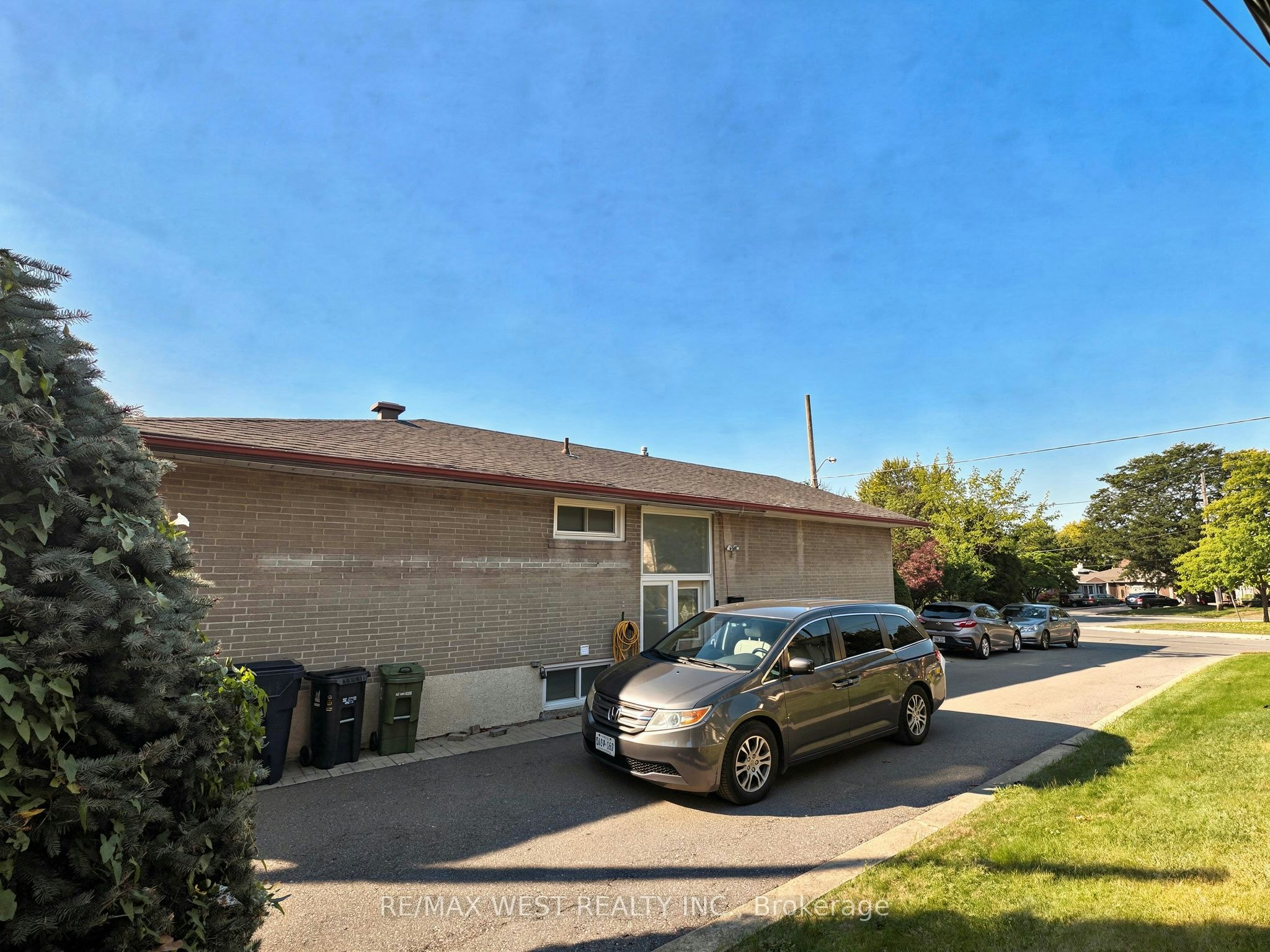 Lower Level-31 Valencia Crescent, Toronto, ON, M6L 1M3 - 2