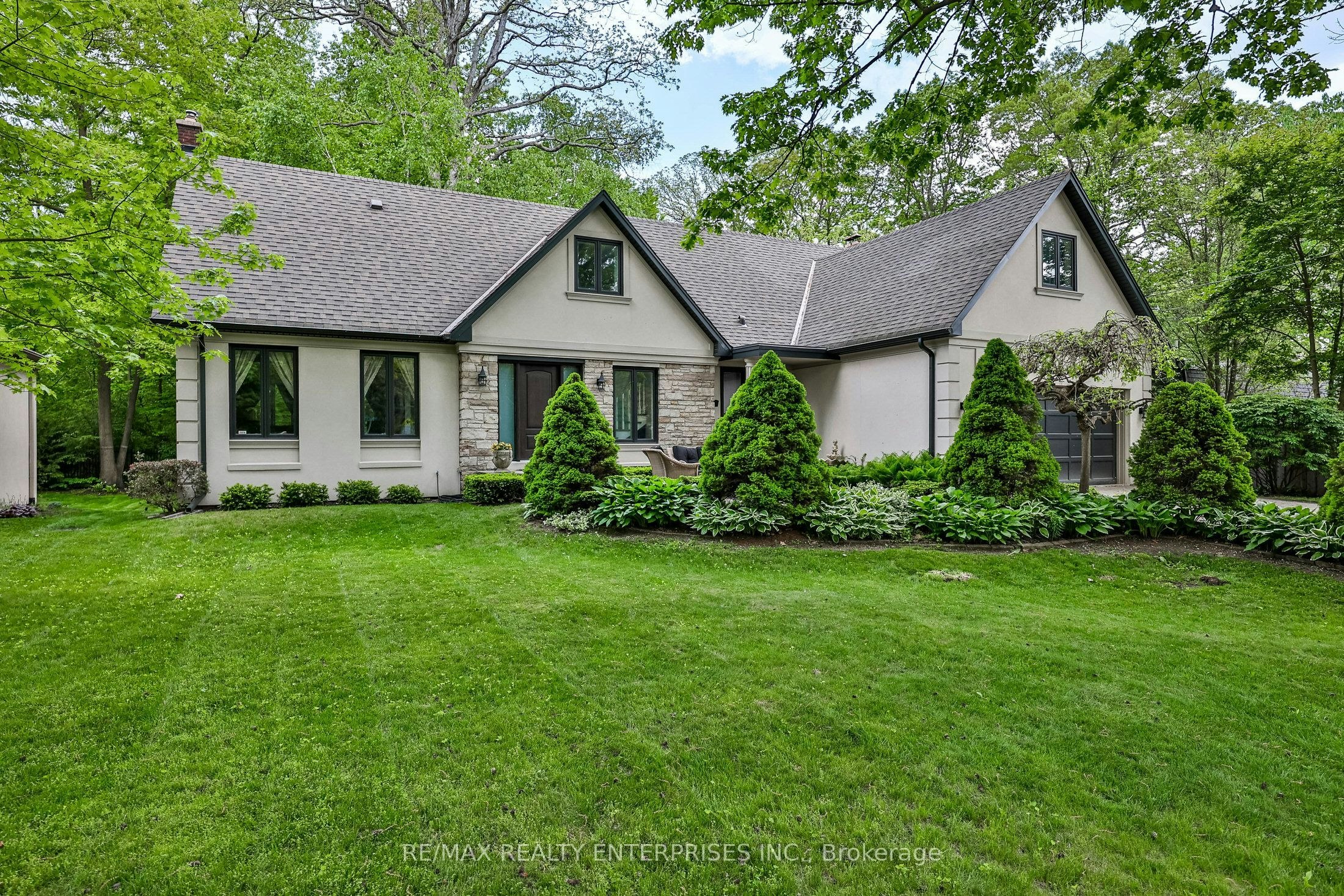 208 Mineola Road W, Mississauga, ON, L5G 2C7