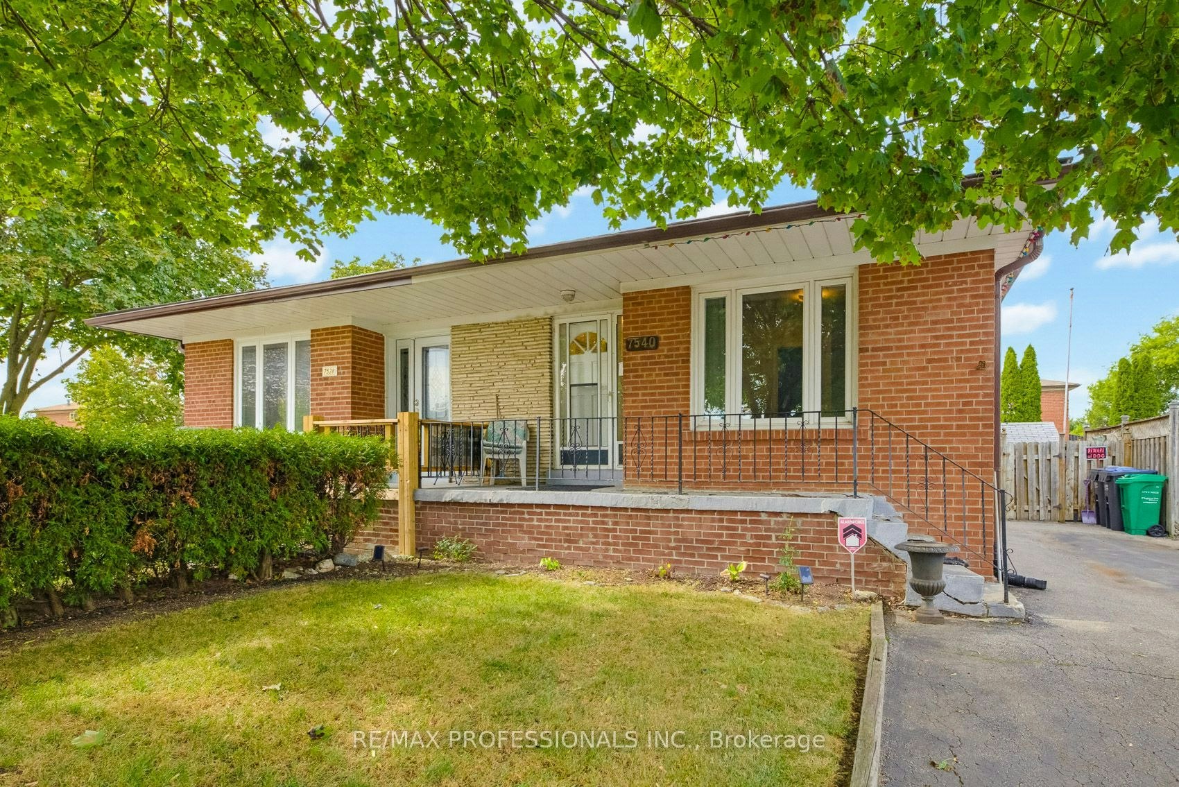7540 Darcel Avenue, Mississauga, ON, L4T 2X9