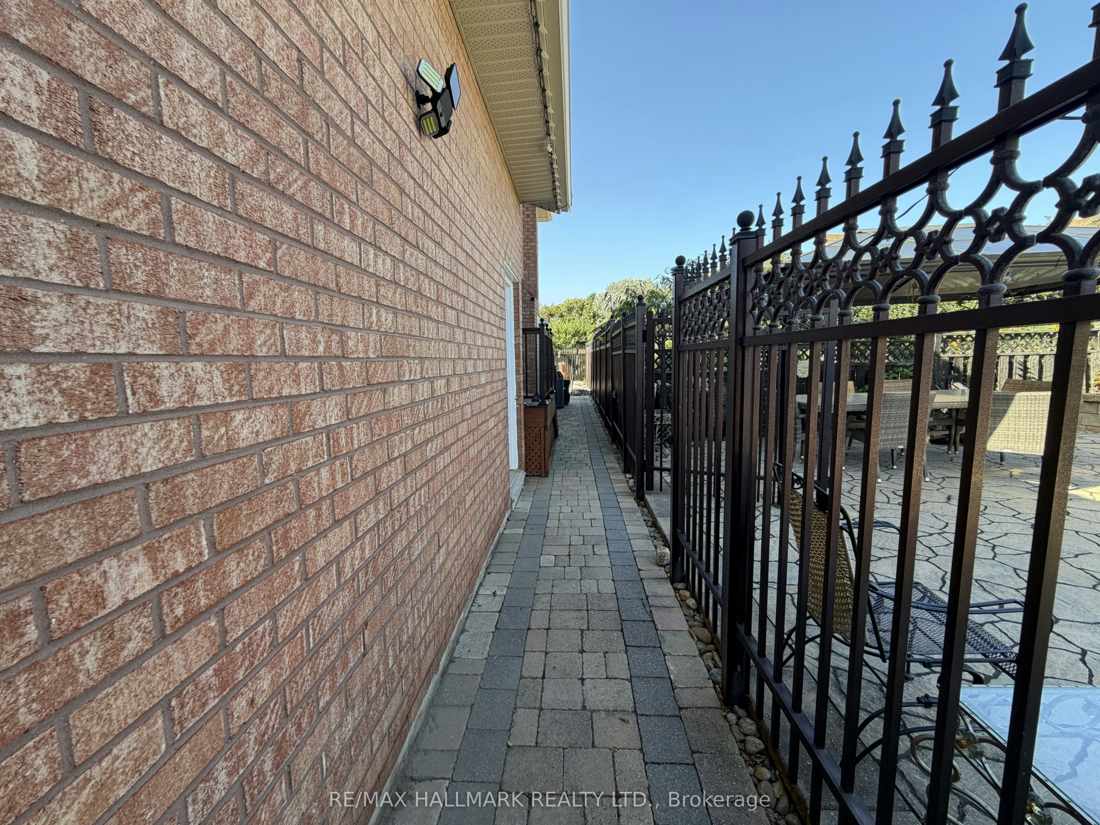 BSMT-190 Falstaff Avenue, Toronto, ON, M6L 3C3 - 3