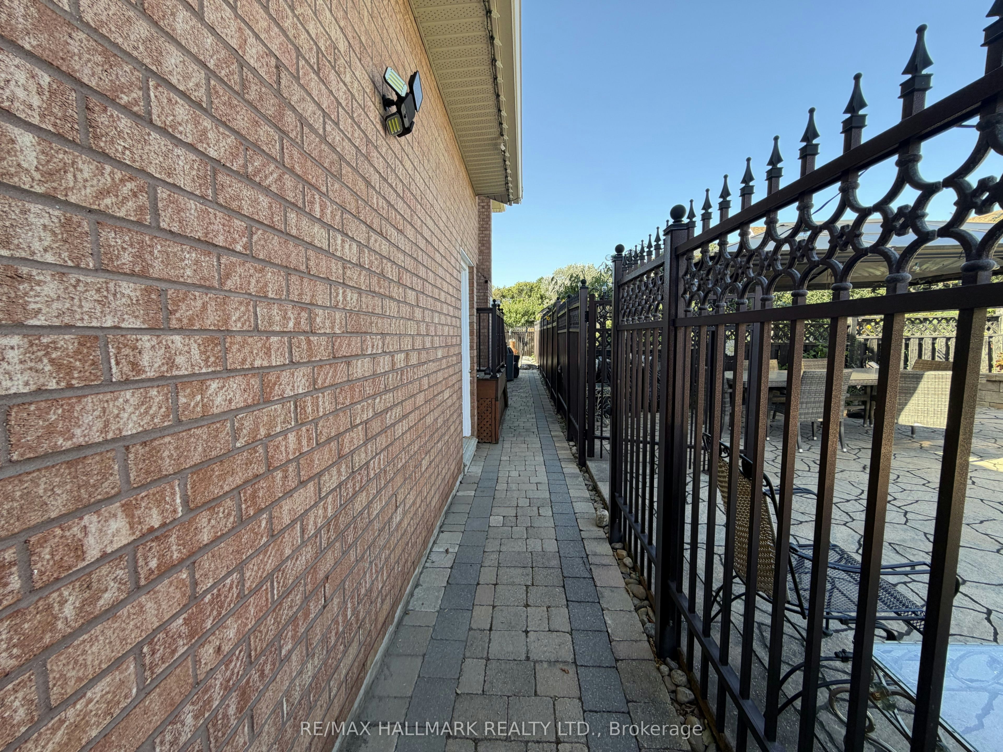 BSMT-190 Falstaff Avenue, Toronto, ON, M6L 3C3 - 4