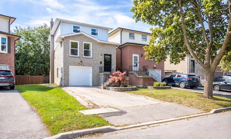 584 Hayward Crescent