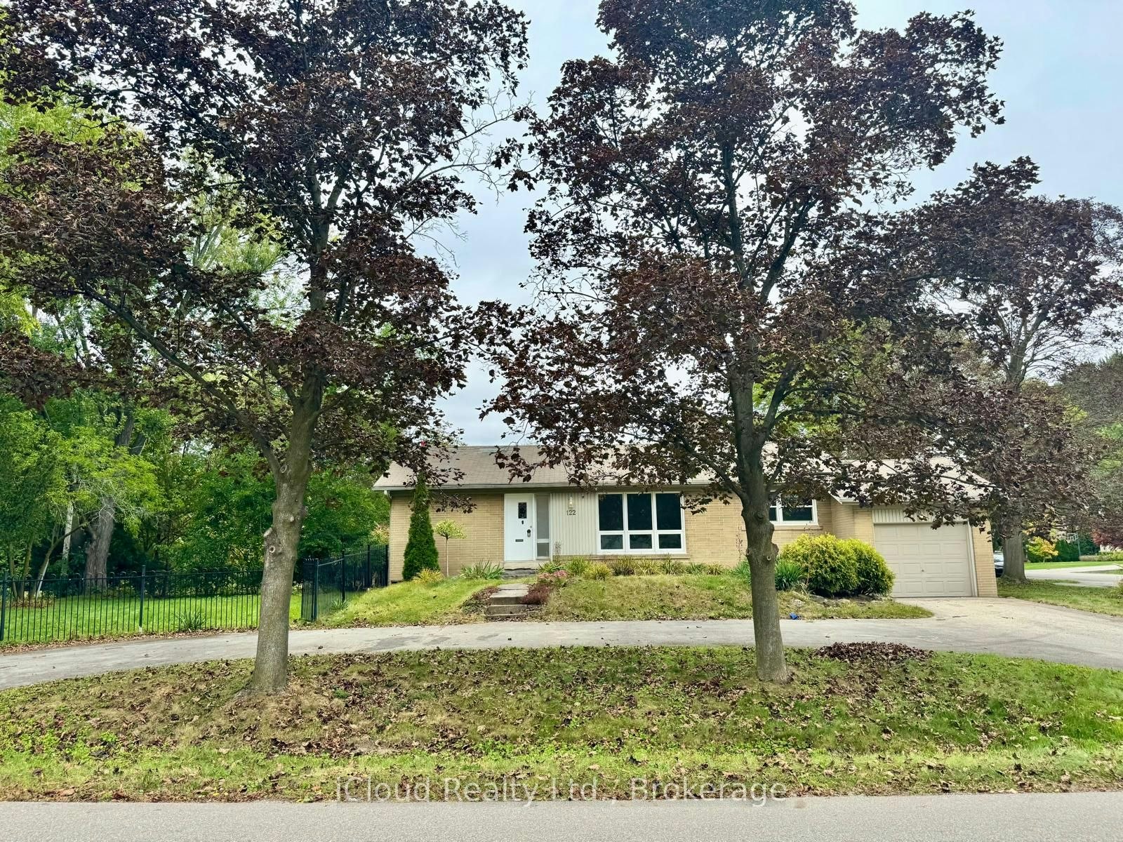 122 Selgrove Crescent, Oakville, ON, L6L 1L3 - 2