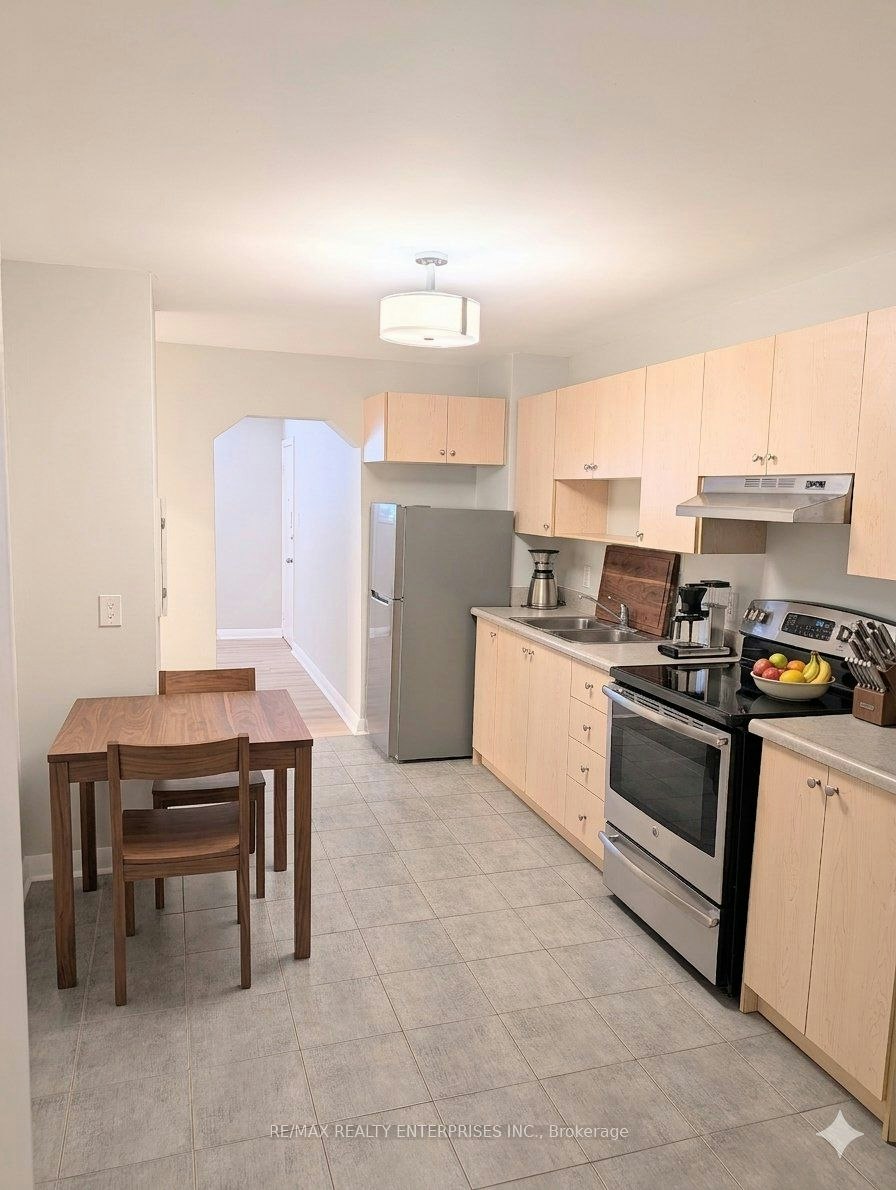 Apt 1-22 Peter Street S, Mississauga, ON, L5H 2G2 - 2