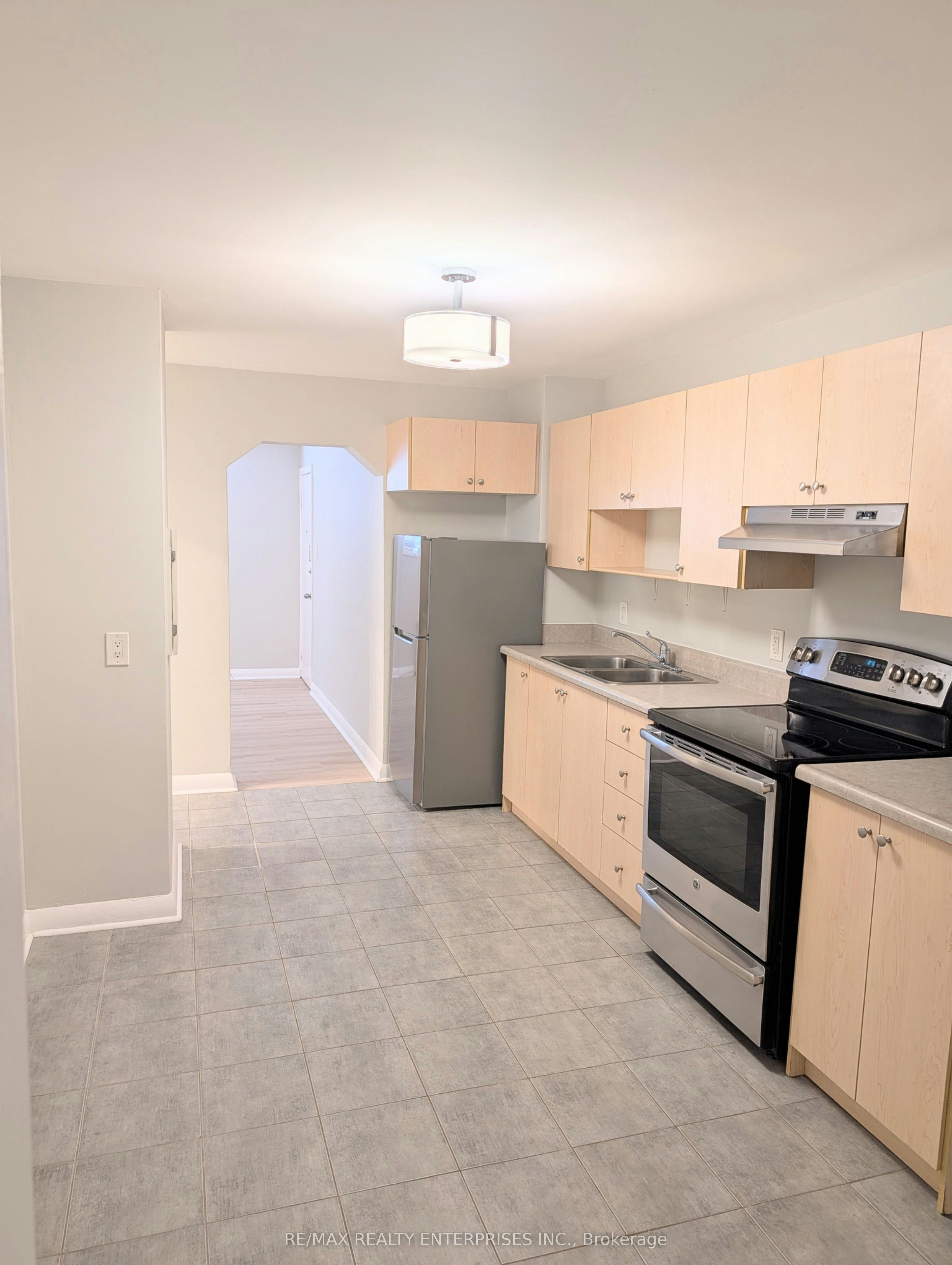 Apt 1-22 Peter Street S, Mississauga, ON, L5H 2G2