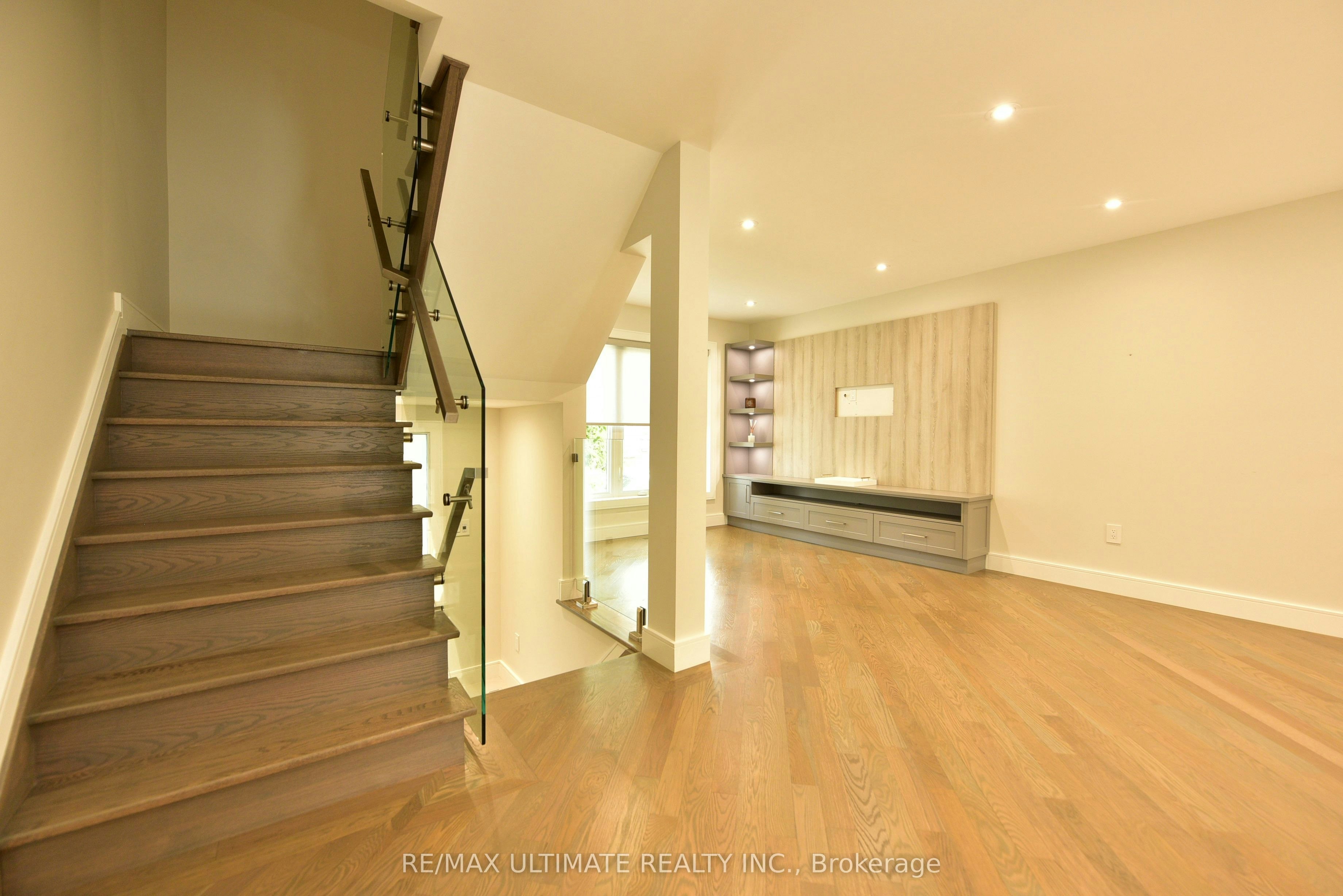 42 Viella Street, Toronto, ON, M6N 5C8 - 9