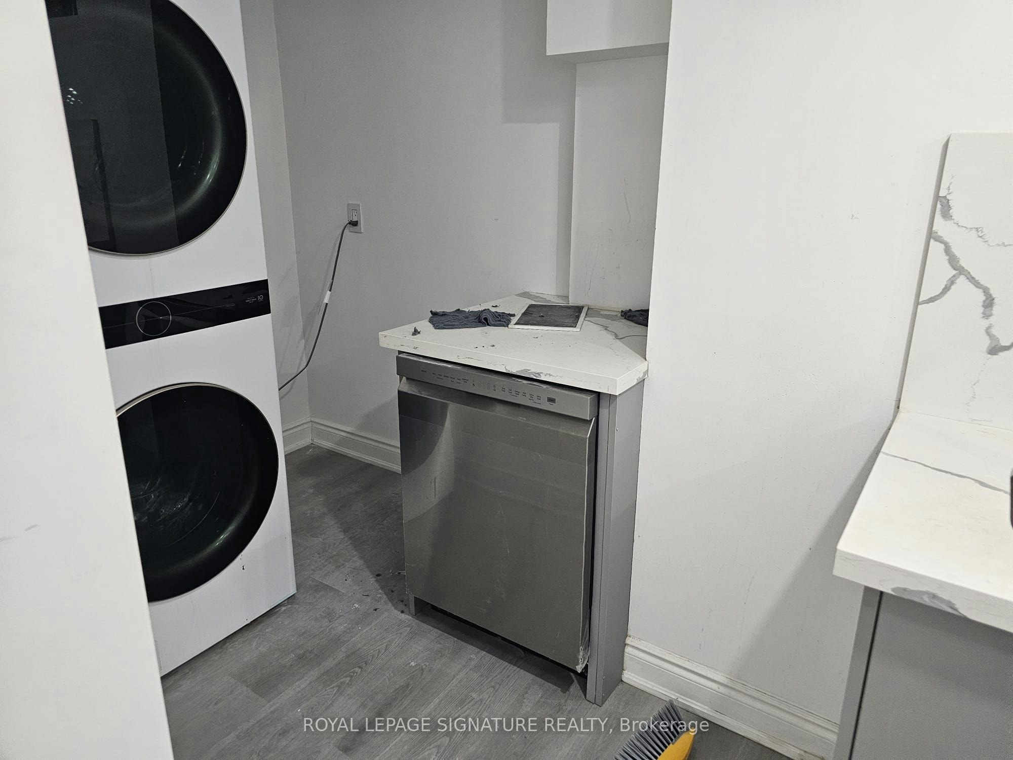 7590 Saint Barbara Boulevard, Mississauga, ON, L5W 0B7 - 6