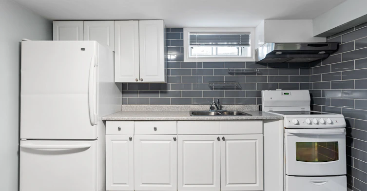 Lower-112 Foch Avenue, Toronto, ON, M8W 3Y1 - 4