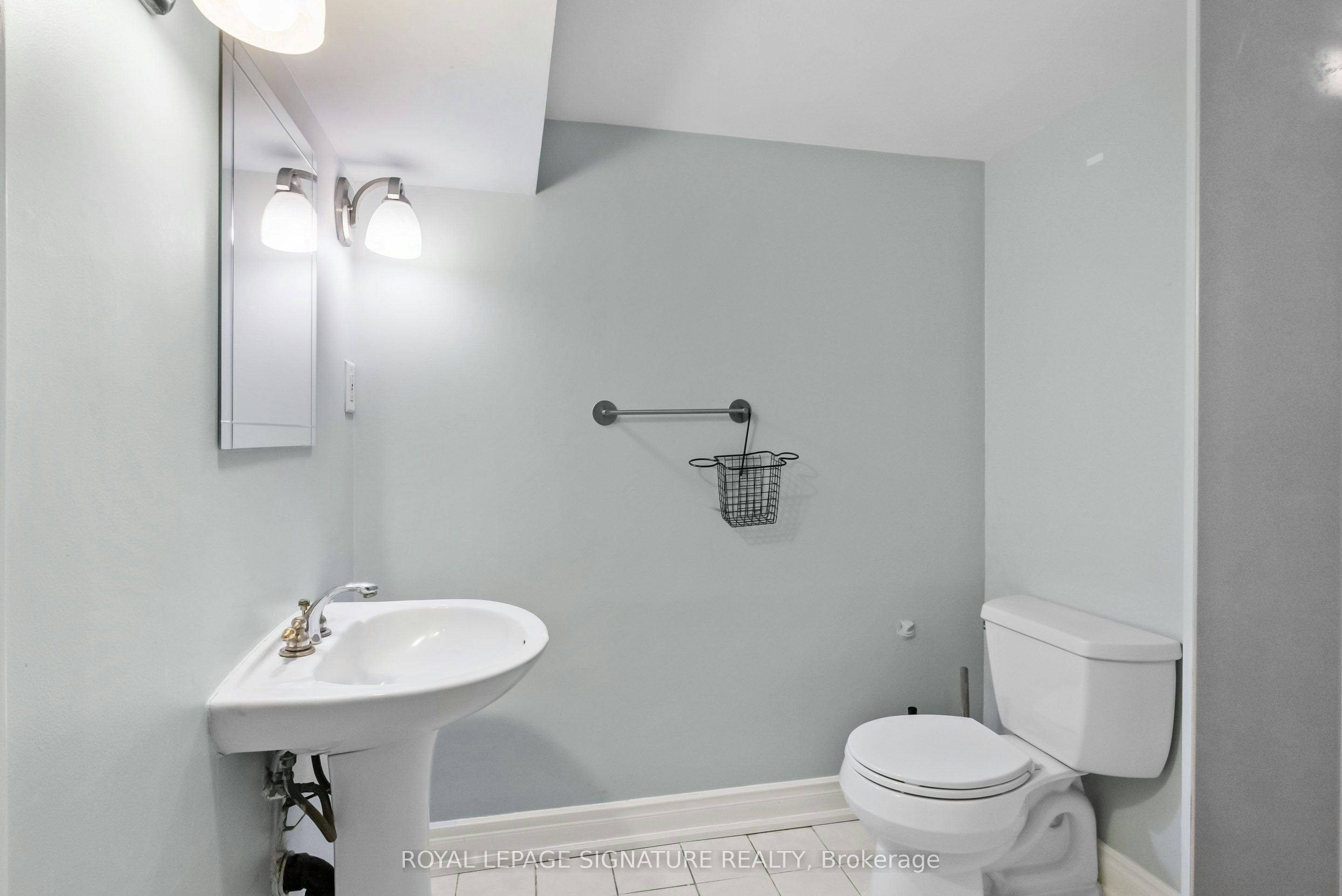 Lower-112 Foch Avenue, Toronto, ON, M8W 3Y1 - 9