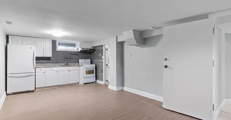 Lower-112 Foch Avenue, Toronto, ON, M8W 3Y1 - 3