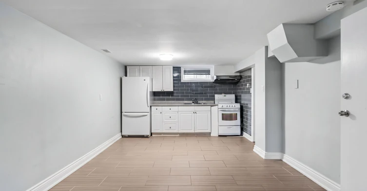 Lower-112 Foch Avenue, Toronto, ON, M8W 3Y1 - 2