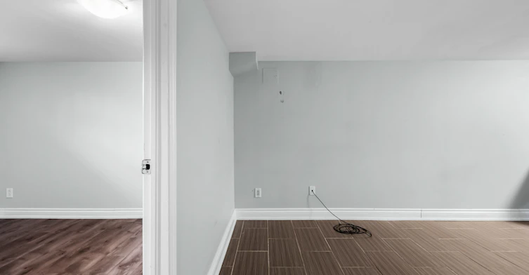 Lower-112 Foch Avenue, Toronto, ON, M8W 3Y1 - 5