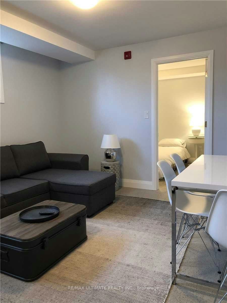 9-230 South Kingsway N/A, Toronto, ON, M6S 3T9 - 3