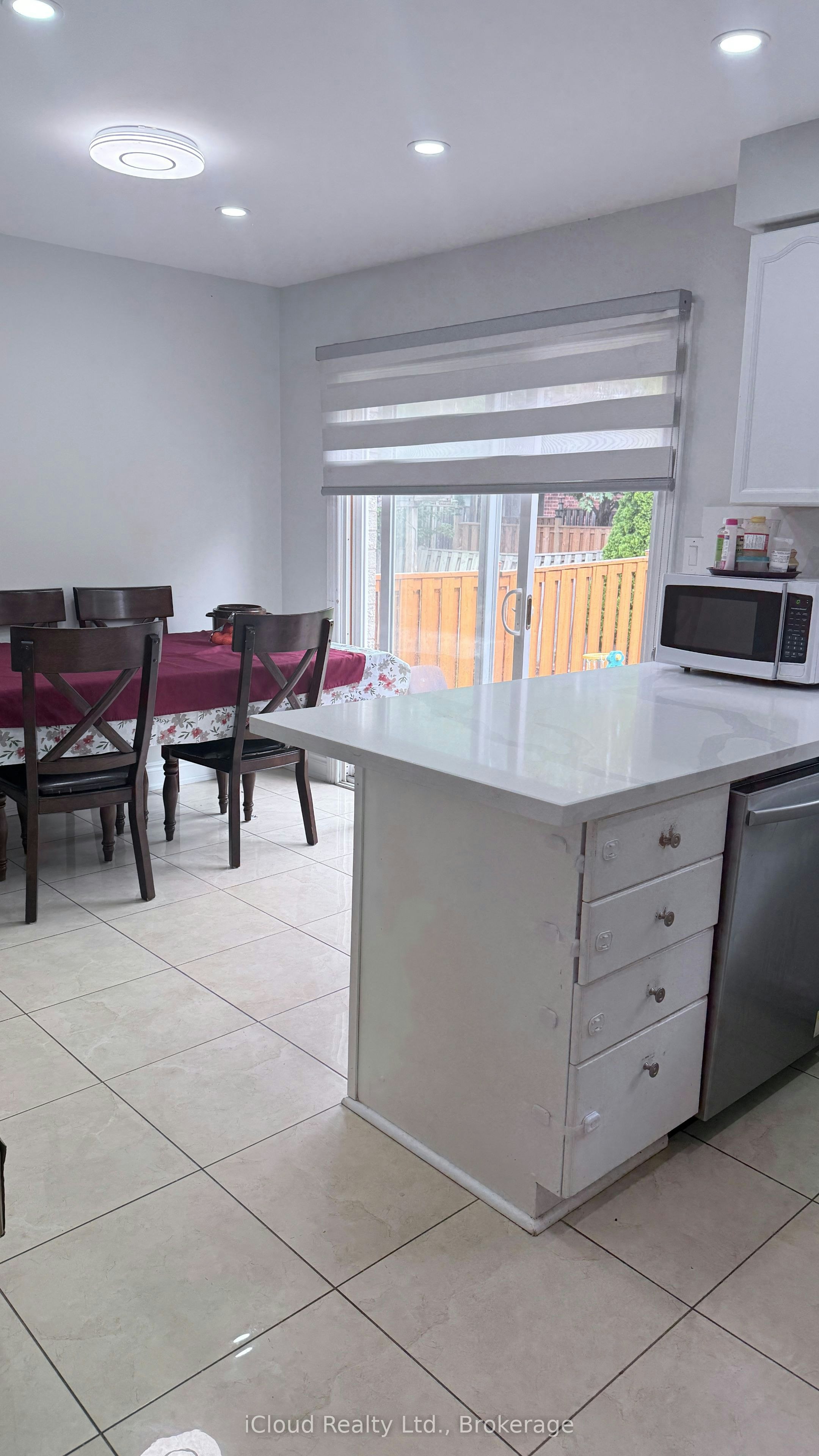 7050 Black Walnut Trail, Mississauga, ON, L5N 7N6 - 7