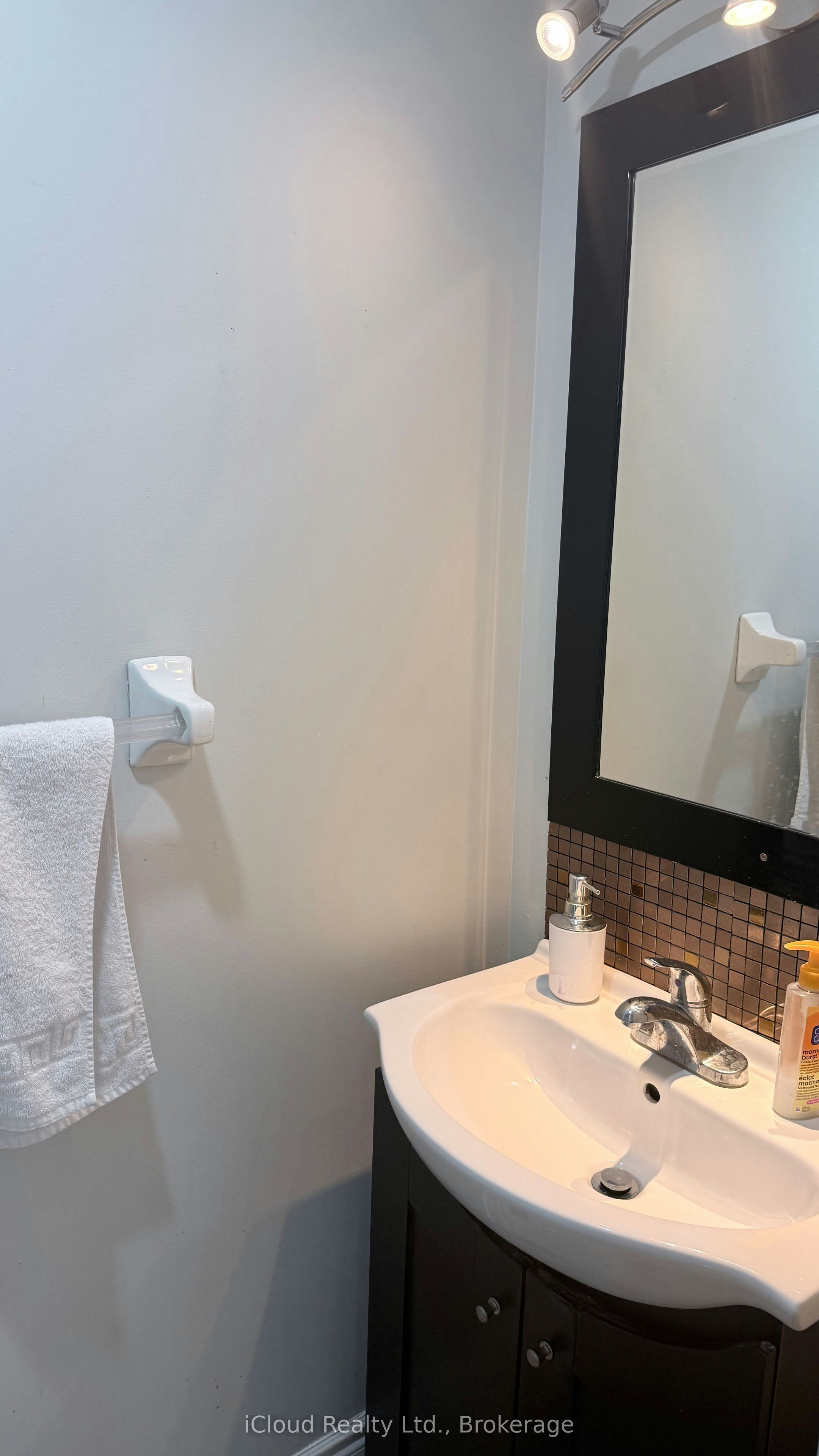 7050 Black Walnut Trail, Mississauga, ON, L5N 7N6 - 10