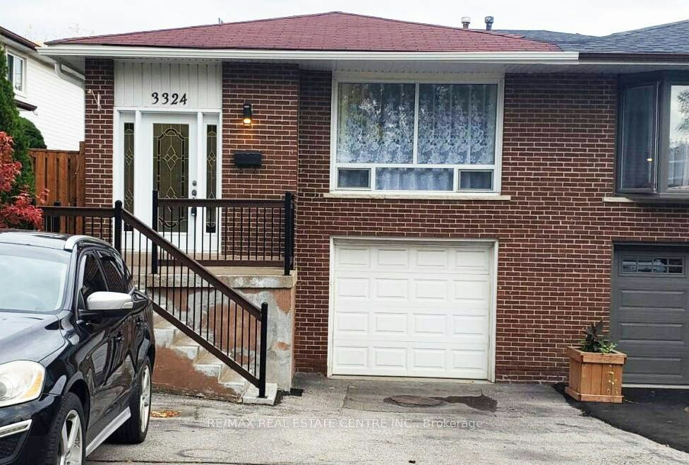 3324 Strabane Drive, Mississauga, ON, L5C 1W7