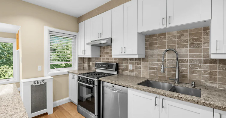 246 Ellis Main Avenue, Toronto, ON, M6S 2X2 - 5