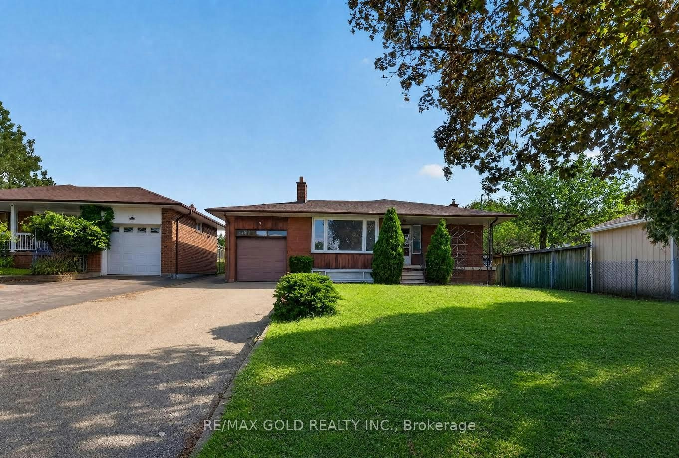 7 Larchmere Avenue, Toronto, ON, M9L 2N2 - 2