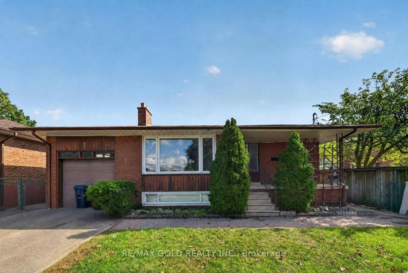 7 Larchmere Avenue, Toronto, ON, M9L 2N2