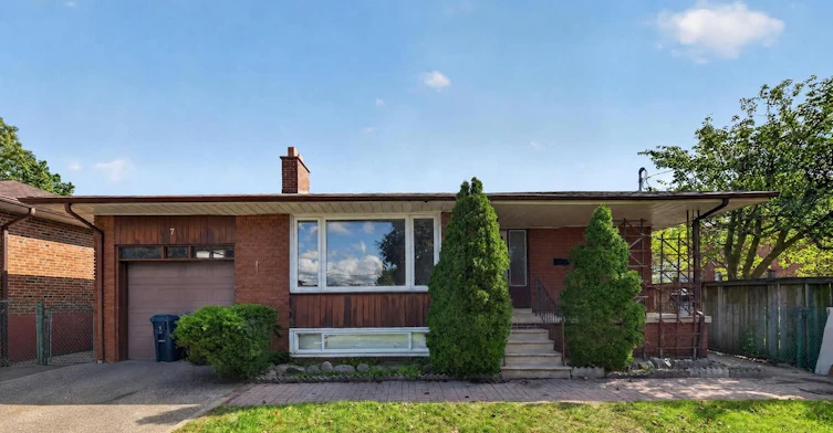 7 Larchmere Avenue, Toronto, ON, M9L 2N2