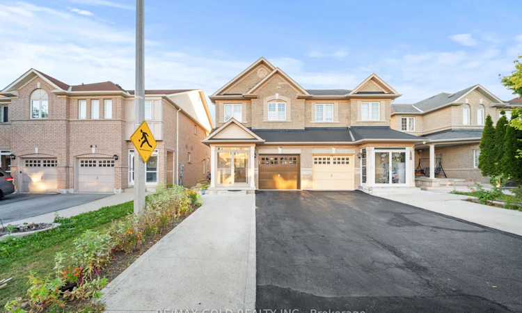107 Crystalview Crescent