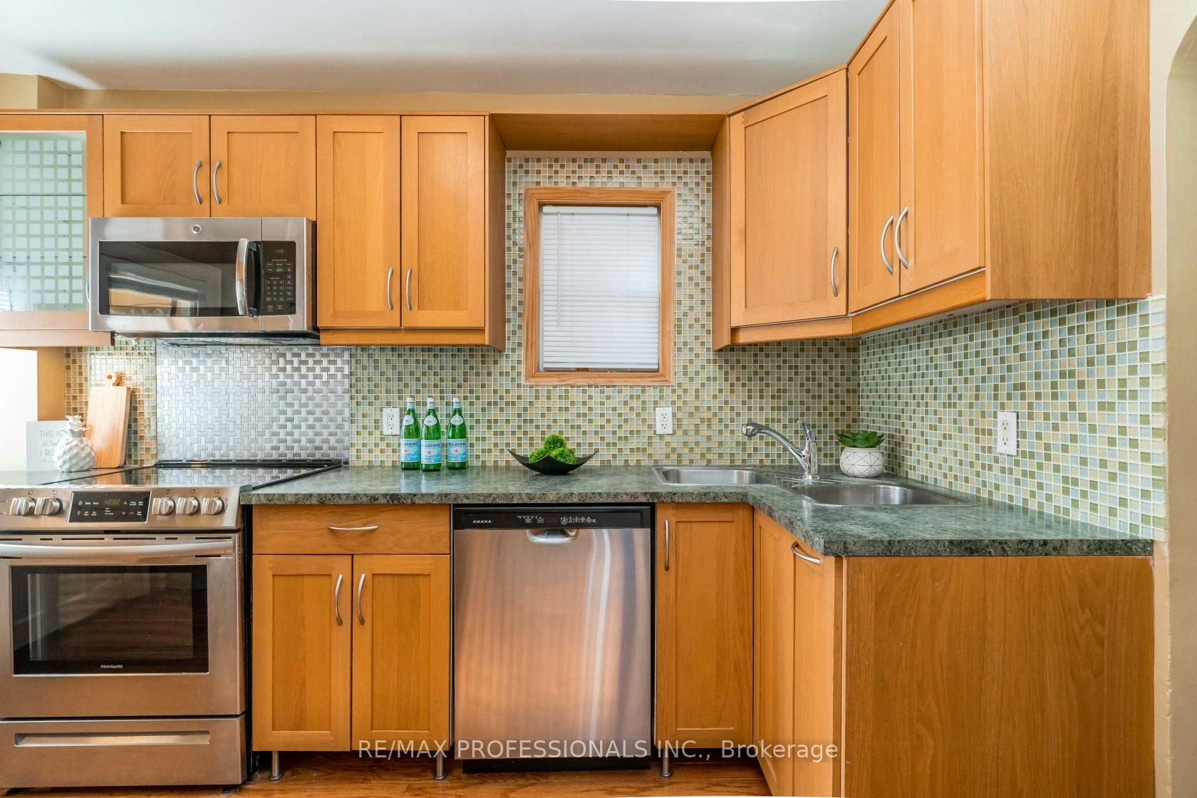 25 Methuen Avenue, Toronto, ON, M6S 1Z7 - 10