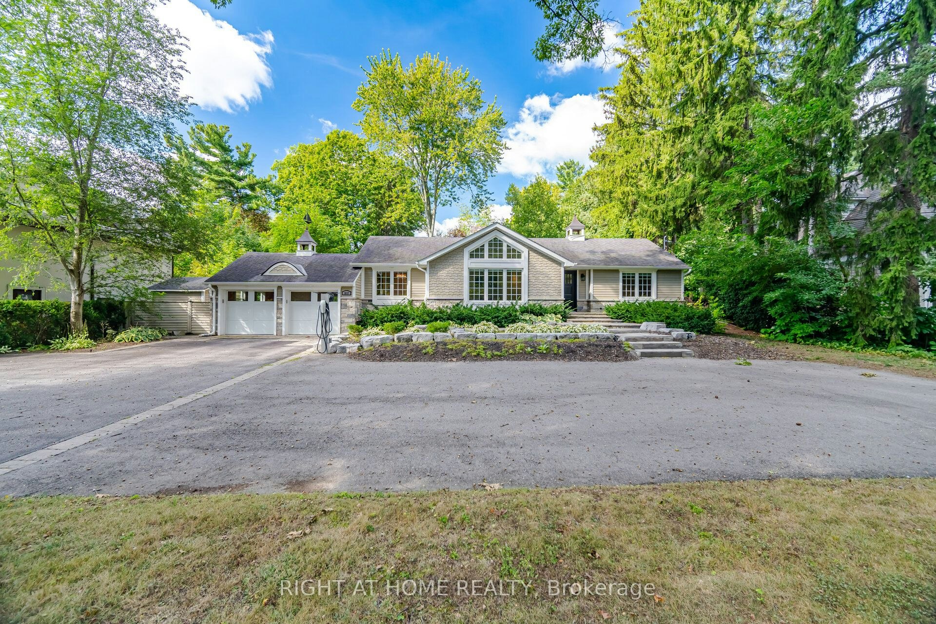 1037 Lakeshore Road W, Oakville, ON, L6L 1E7