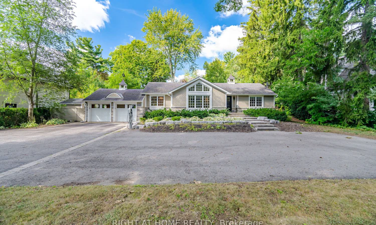 1037 Lakeshore Road W